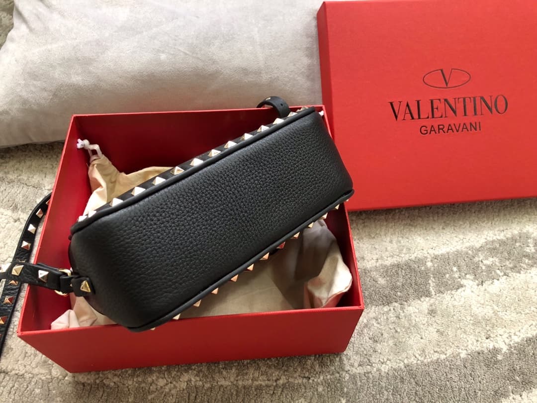 Valentino Garavani Rockstud Camera Bag in black calfskin leather High