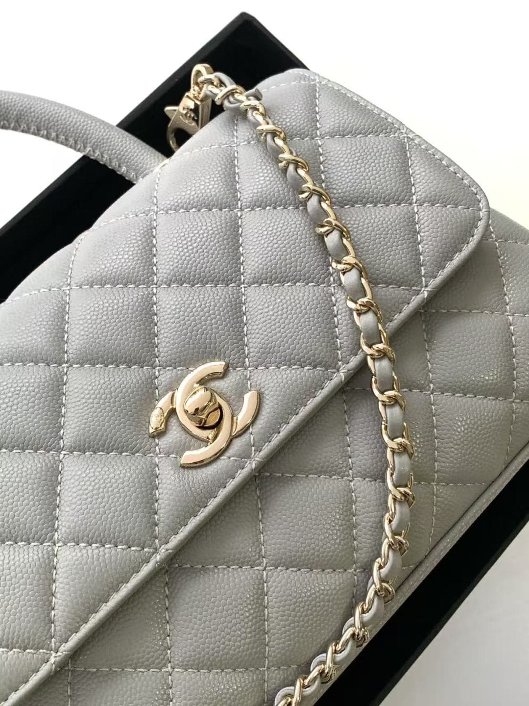 FLAP BAG WITH TOP HANDLE Grained Calfskin & Gold-Tone Metal A92990 Light-Grey Binding A