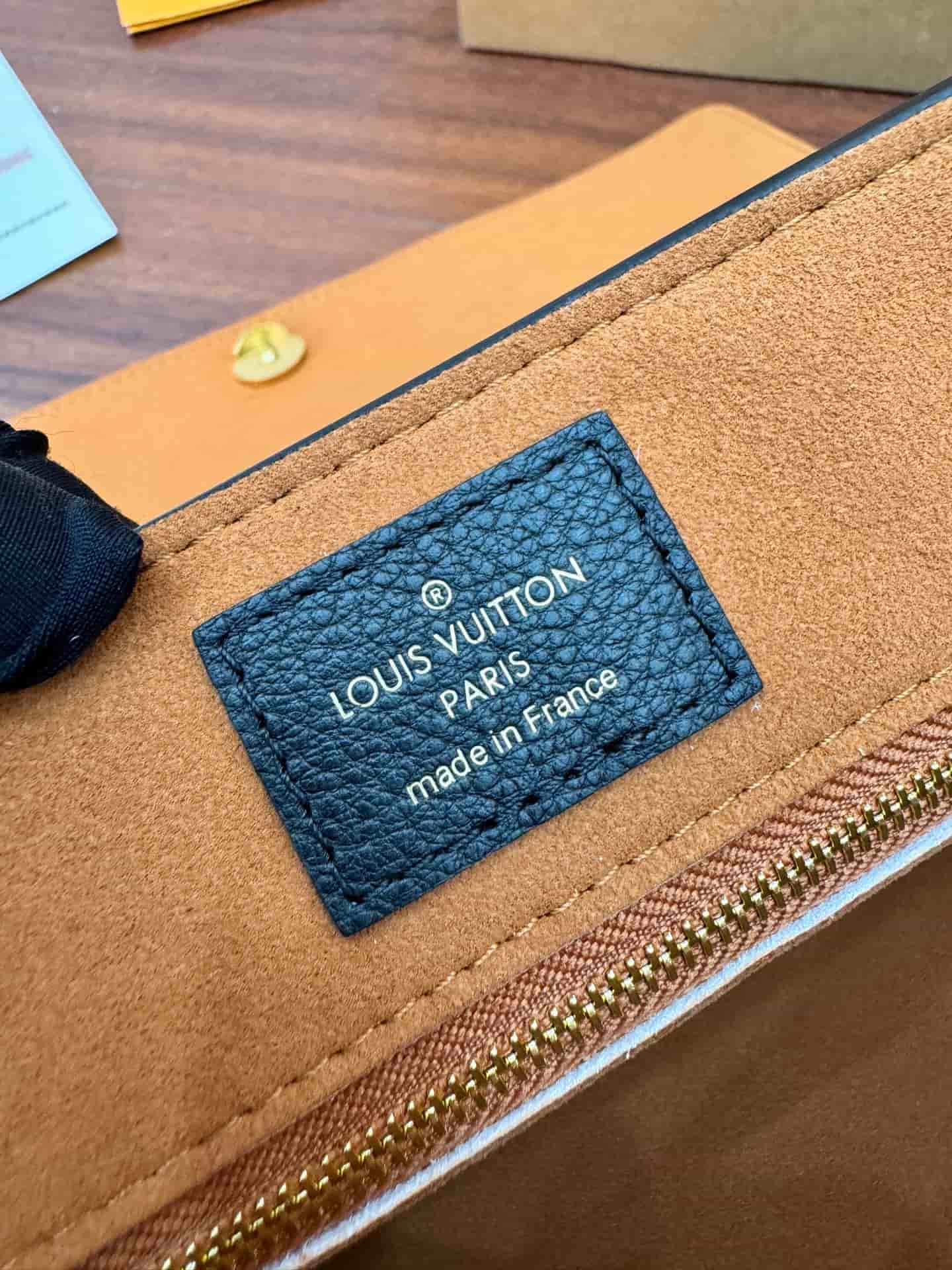 Louis Vuitton Low Key Messenger Black Calf leather M13148 TOP