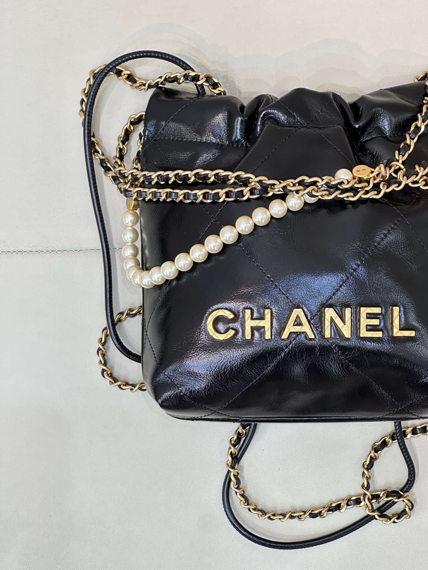 Chanel 22 MINI HANDBAG Shiny Calfskin Black & Gold-Tone Metal AS3980 TOP