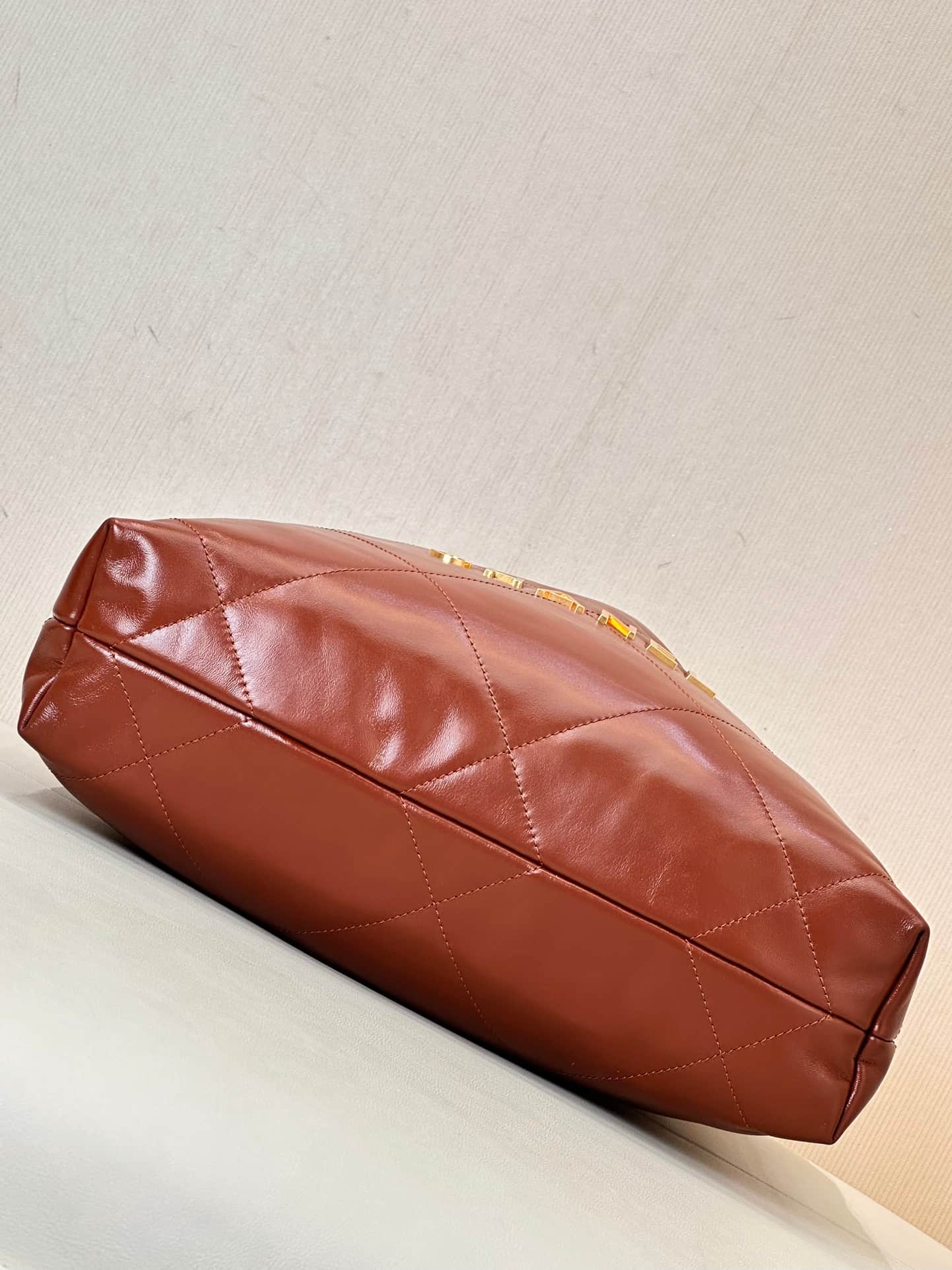 Chanel 22 Small handbag Shiny calfskin & Gold-tone metal AS3260 Brown TOP