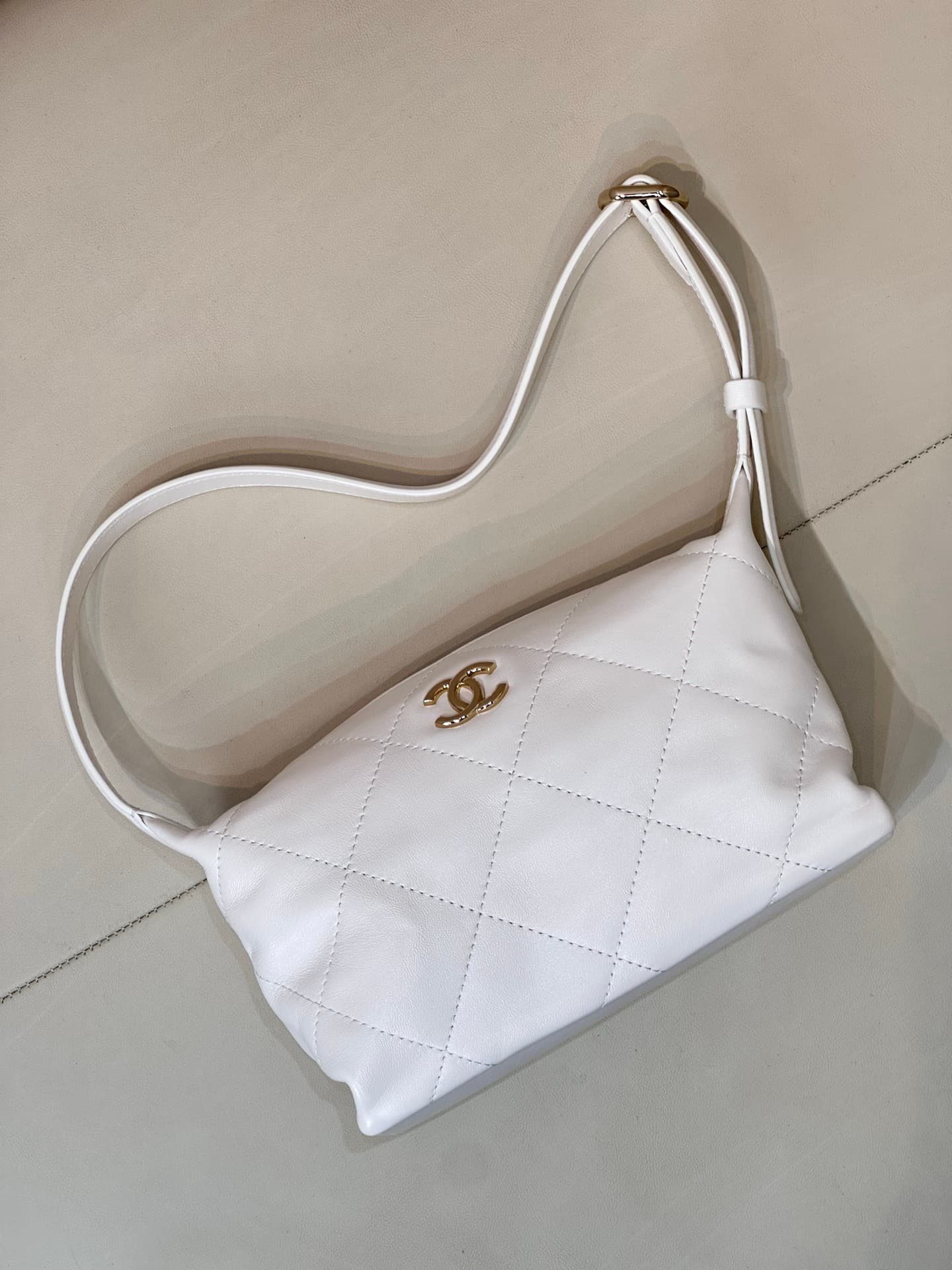 Chanel Hobo Bag Shiny Lambskin & Gold-Tone Metal AS6138 White TOP