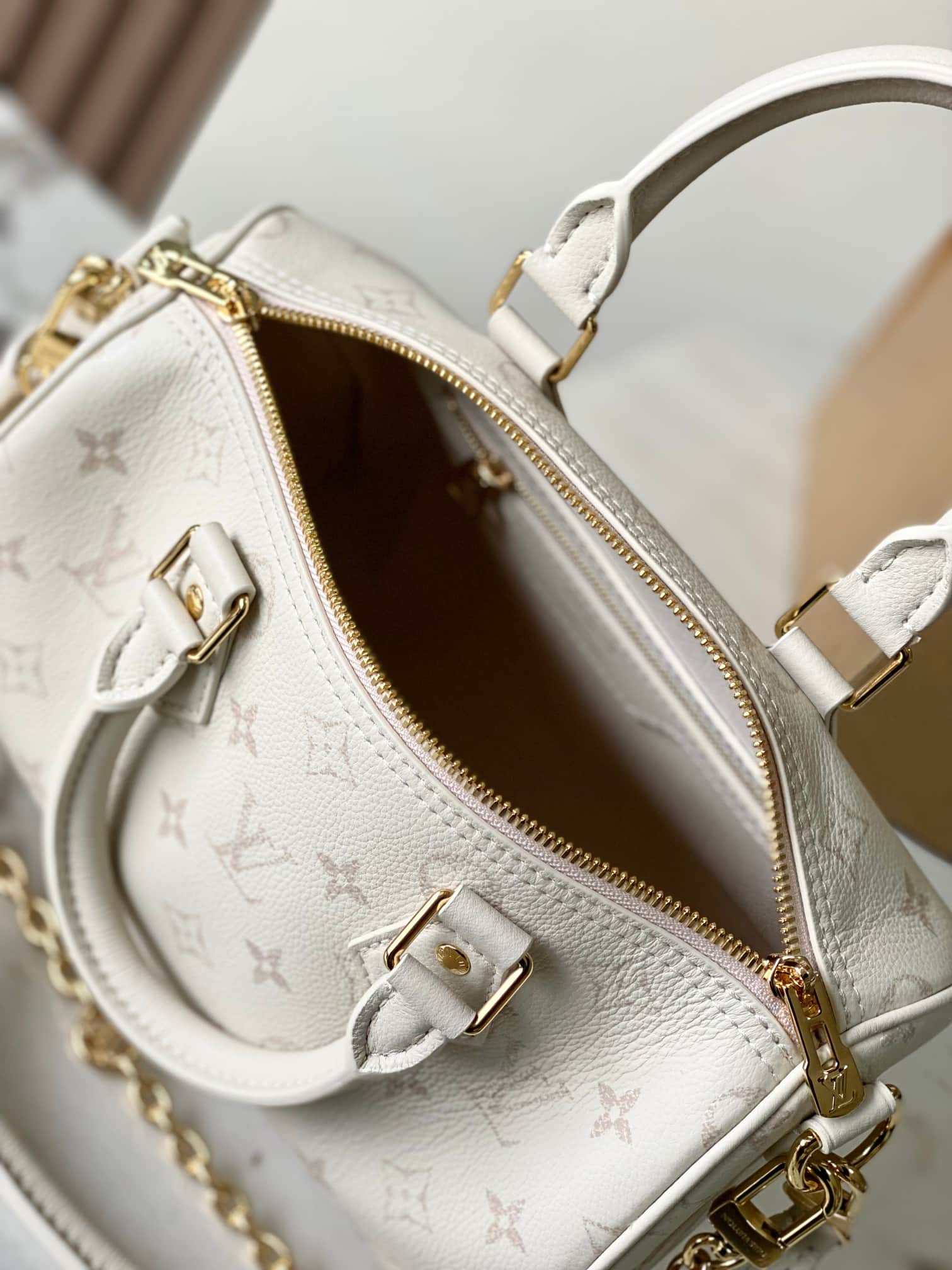 Louis Vuitton Speedy Bandoulière 25 Cream Calf leather M26690 TOP