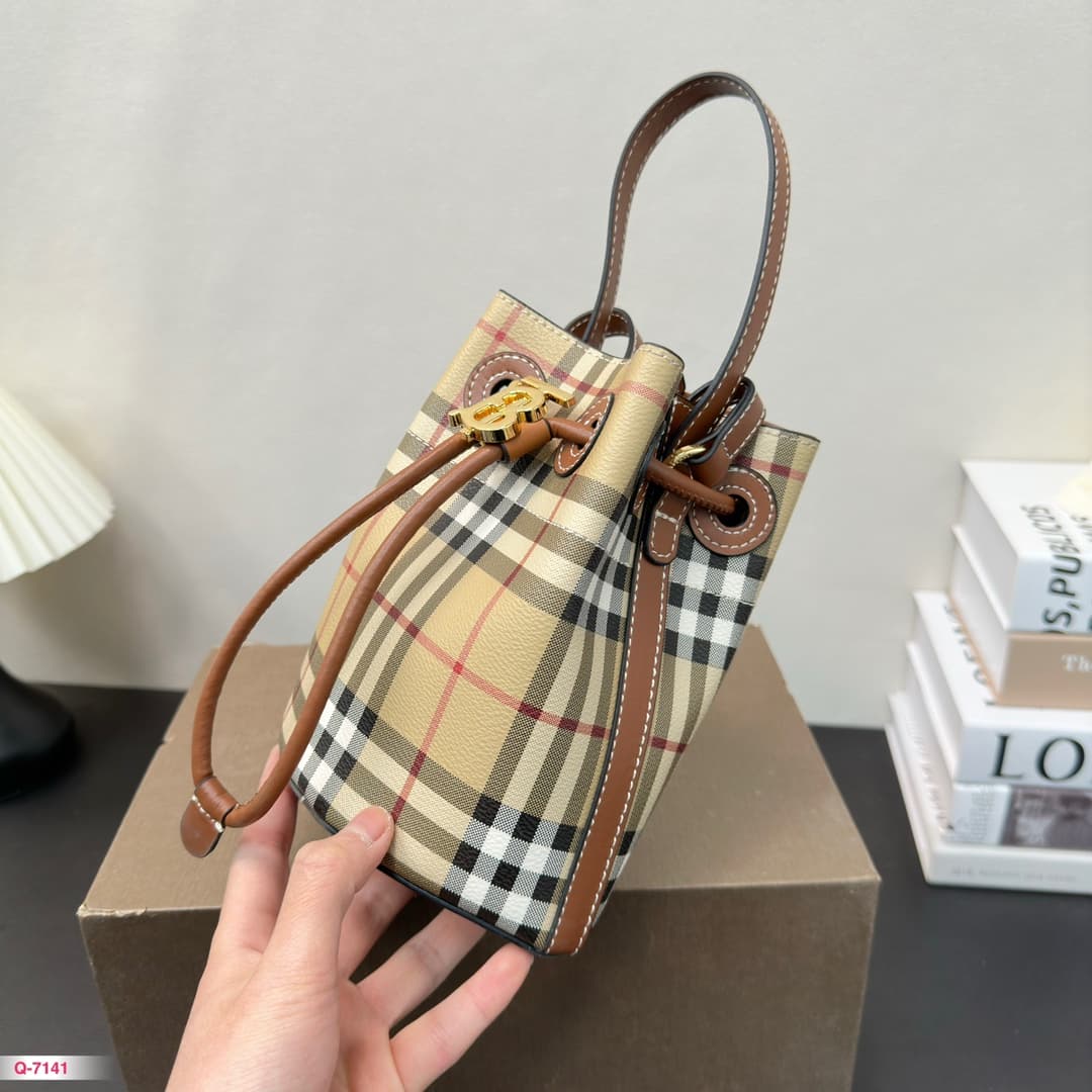 Burberry TB Bucket Bag in Archive beige & briar brown