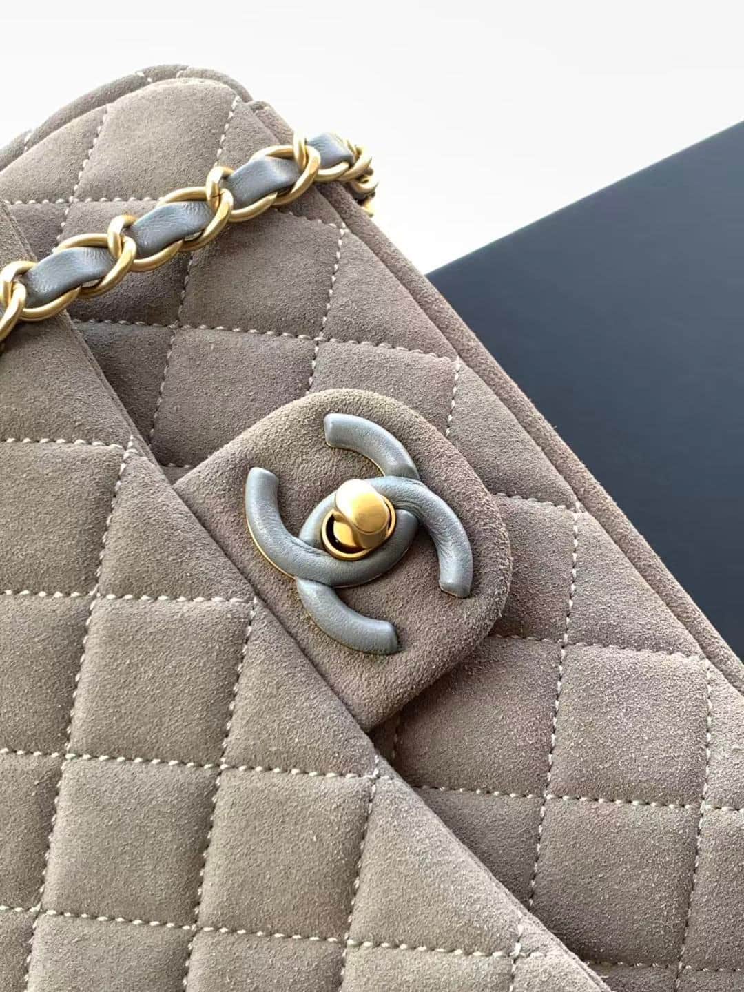 Chanel Classic Flap bag in Grey Suede & Gold-Tone Metal AS5989 A