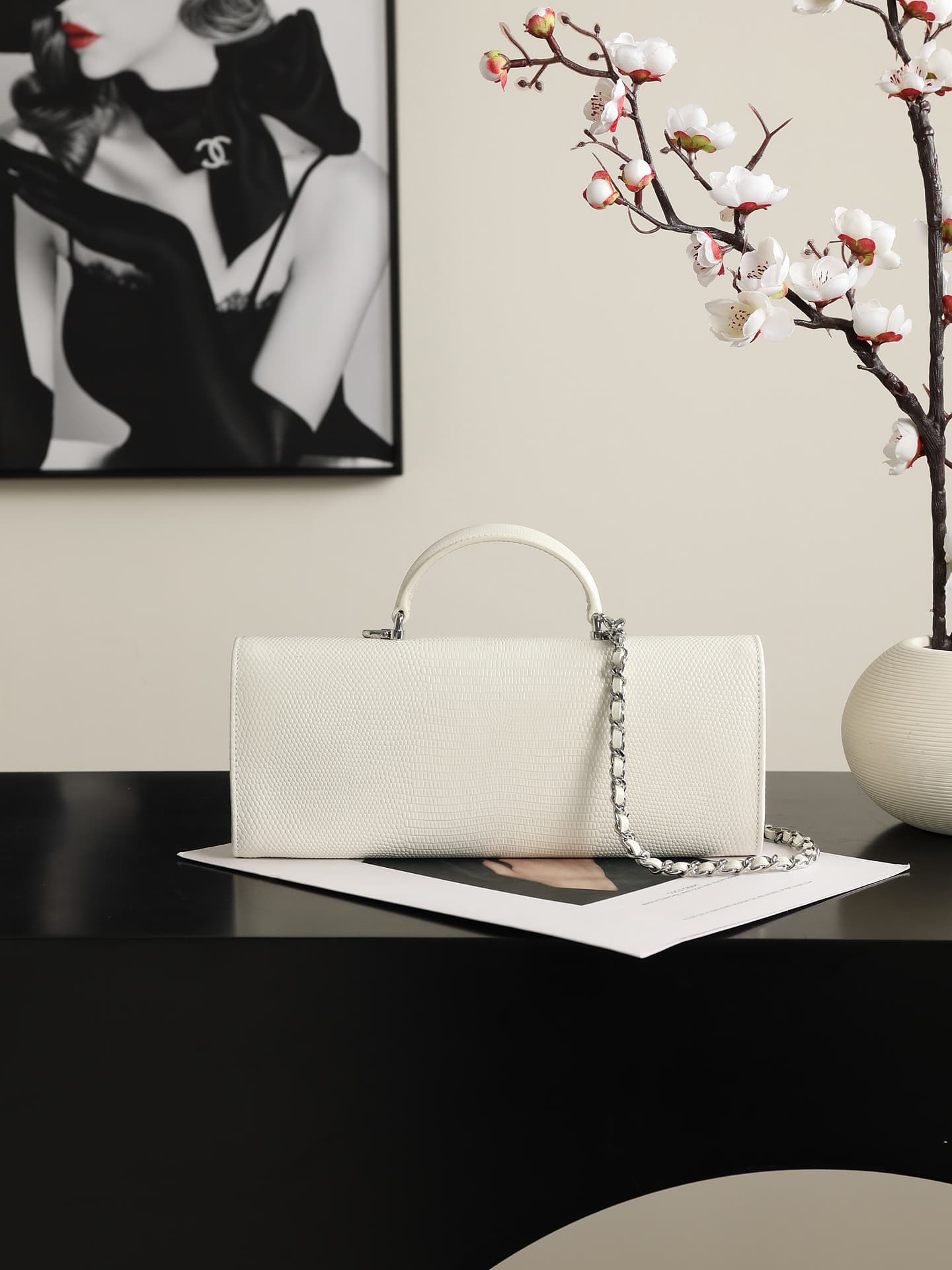Chanel Clutch with chain Lizard Embossed Calfskin & Silver-Tone Metal White AP5280 A