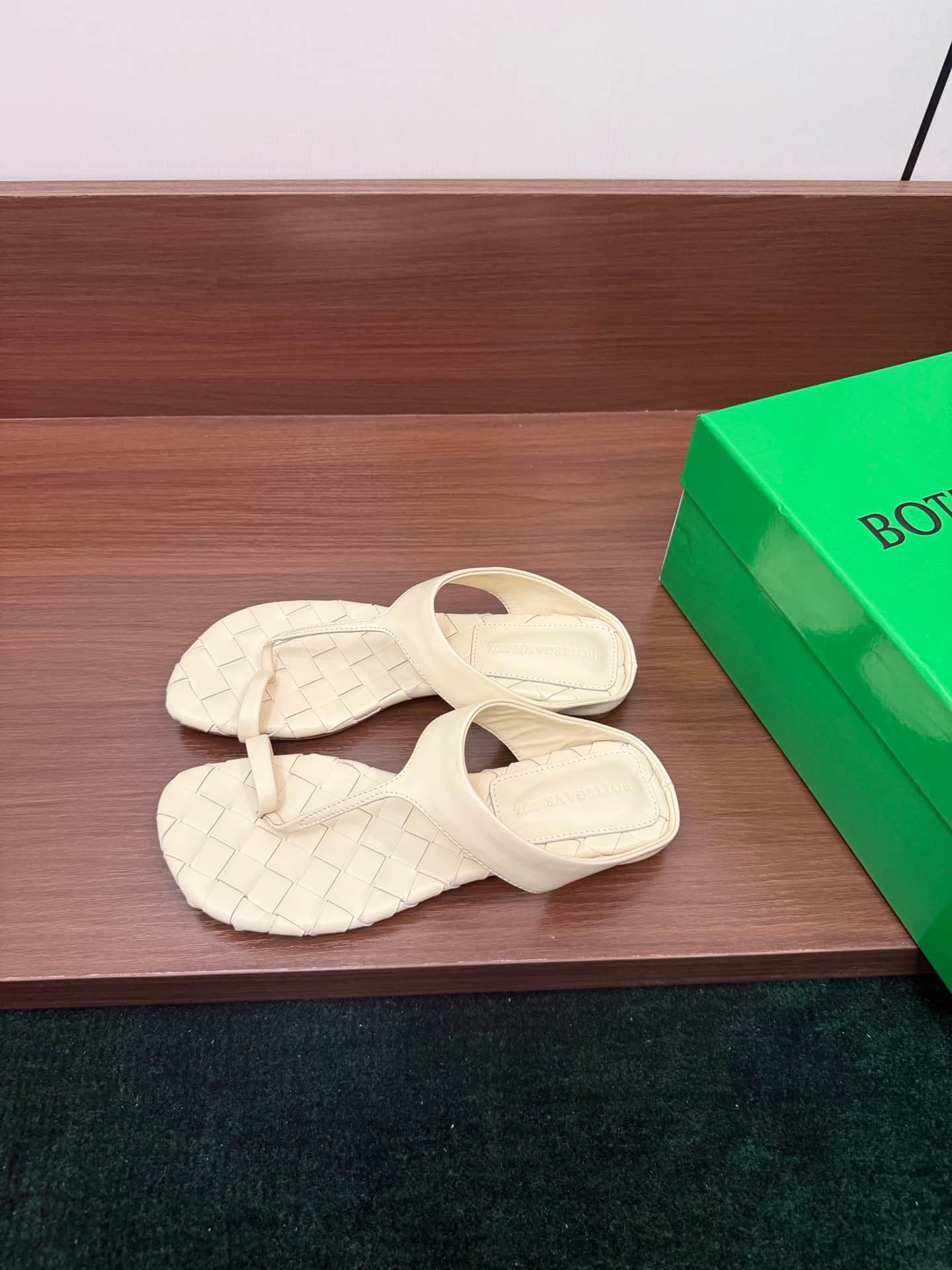 Bottega Veneta Livia Flat Thong Sandal Shoes Women