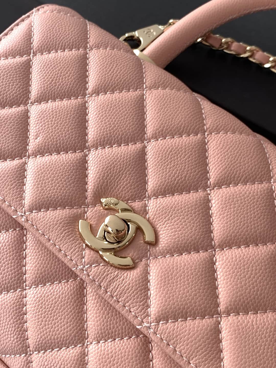 FLAP BAG WITH TOP HANDLE Grained Calfskin & Gold-Tone Metal A92990 Pink Binding A
