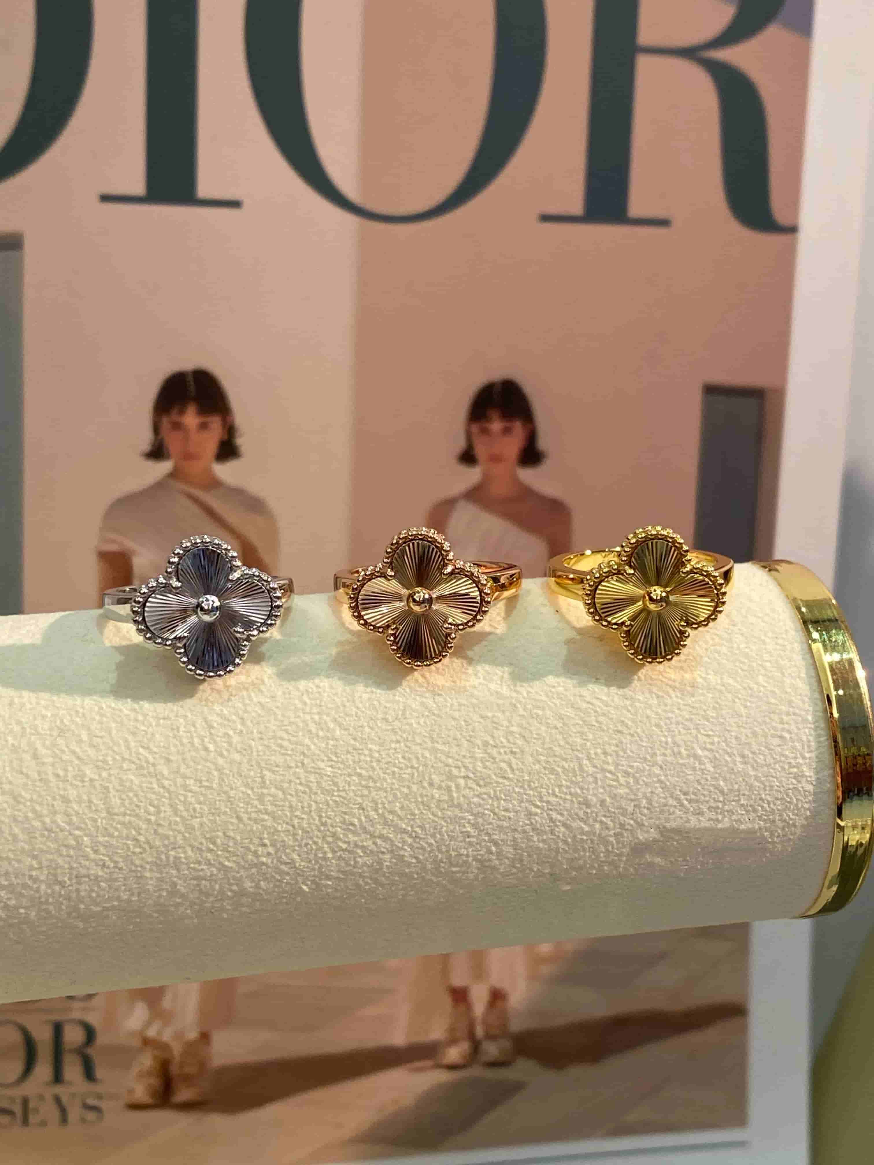 Van Cleef & Arpels Ring V gold High
