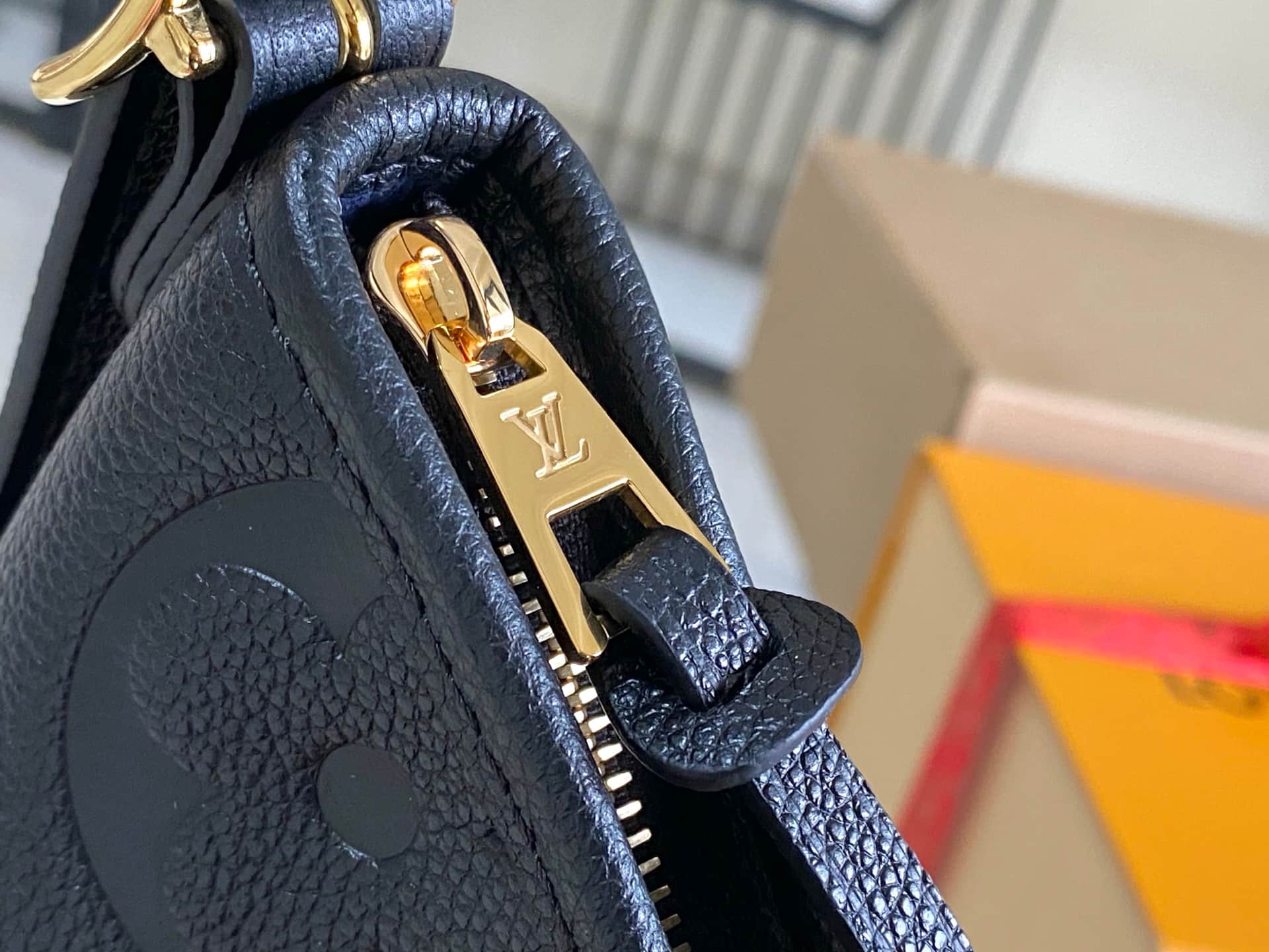 Louis Vuitton CARRYALL PM Black Embossed supple grained cowhide leather M46288 TOP