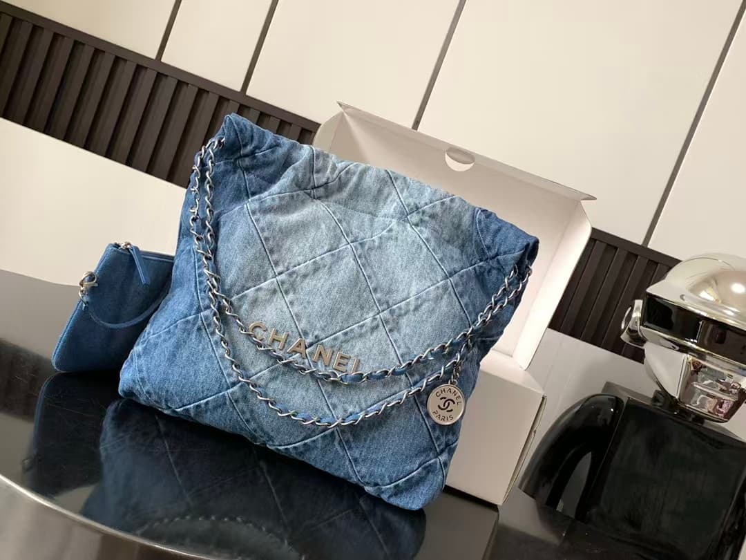 Chanel 22 MEDIUM HANDBAG Denim & Silver-Tone Metal AS3261 Gradient High
