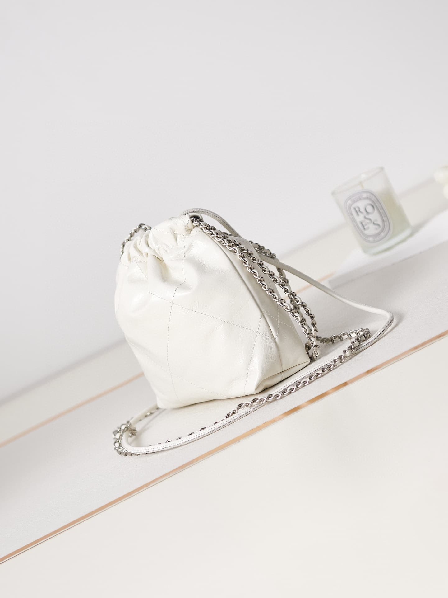 Chanel 22 MINI HANDBAG Shiny Calfskin White & Silver-Tone Metal AS3980 A