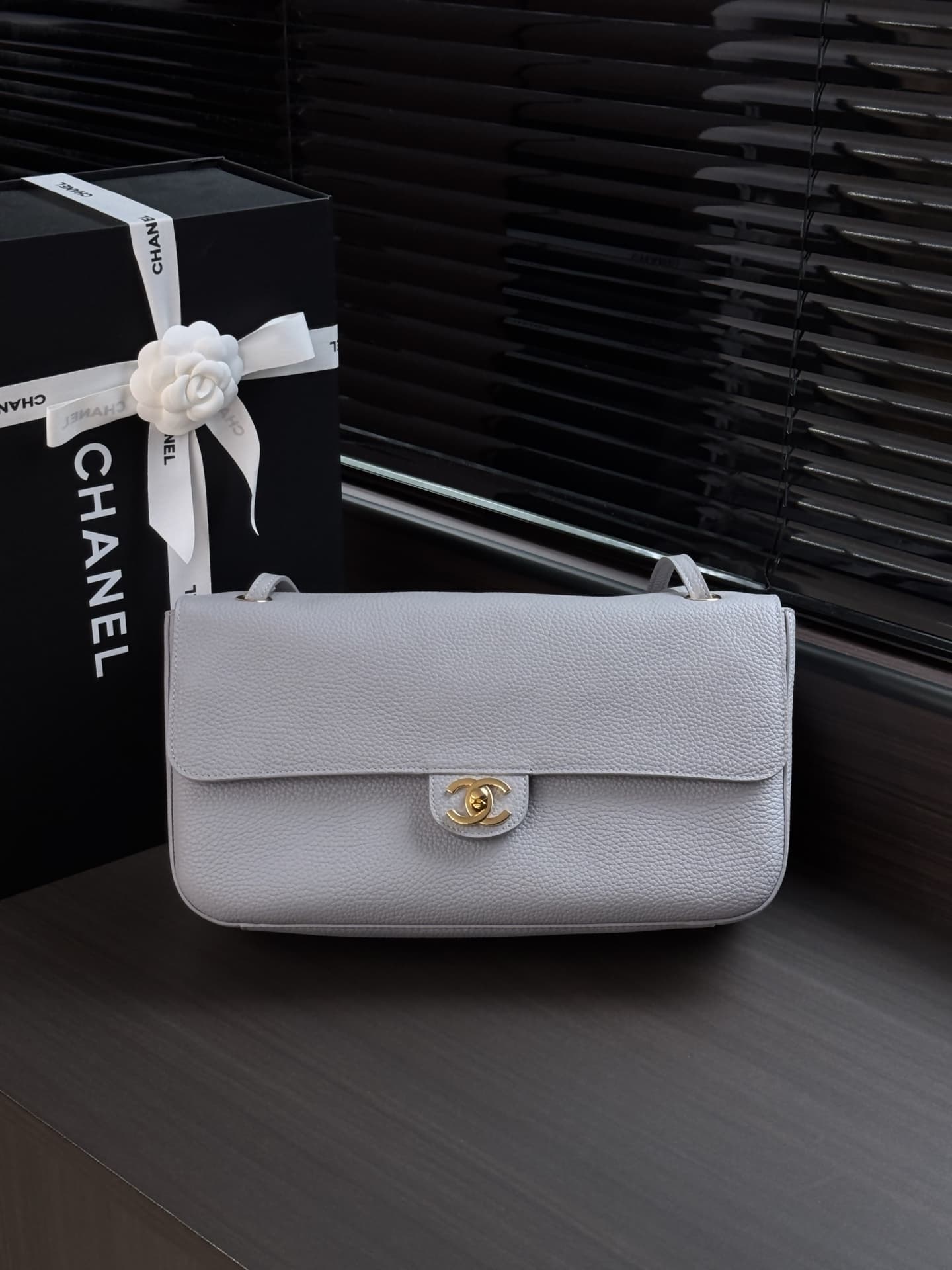 Chanel Maxi Flapbag Grained Calfskin & Gold-Tone Metal Light Grey AS6231 A