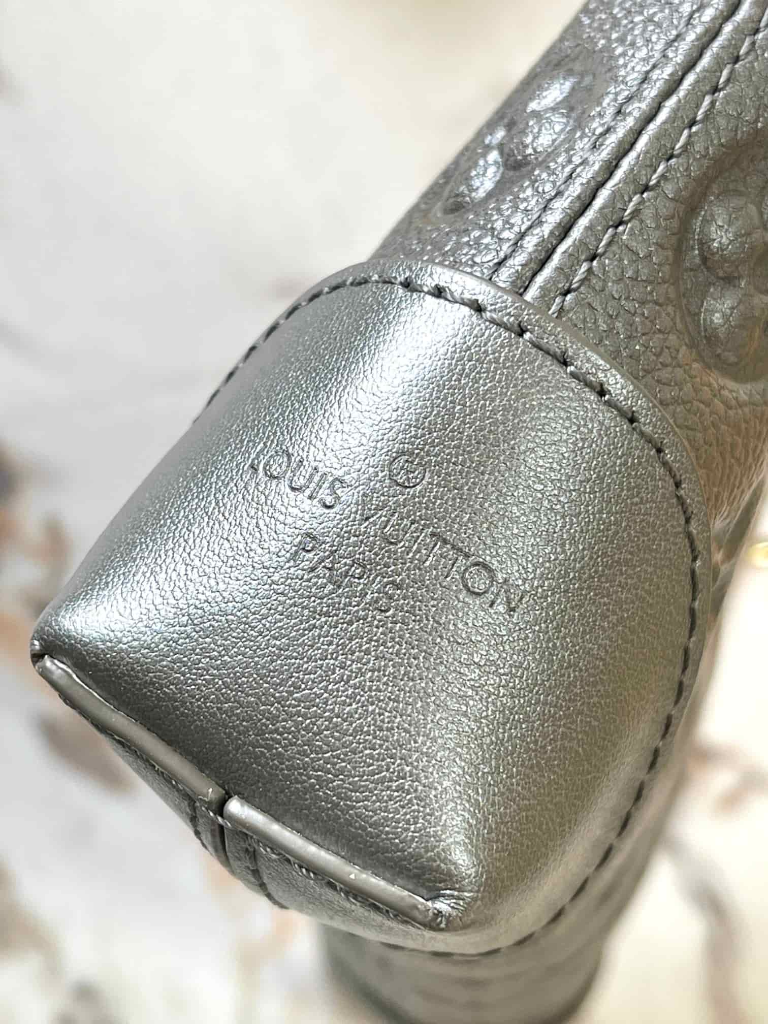 Louis Vuitton Pochette Sèvres Supple grained cowhide leather M12174 Top