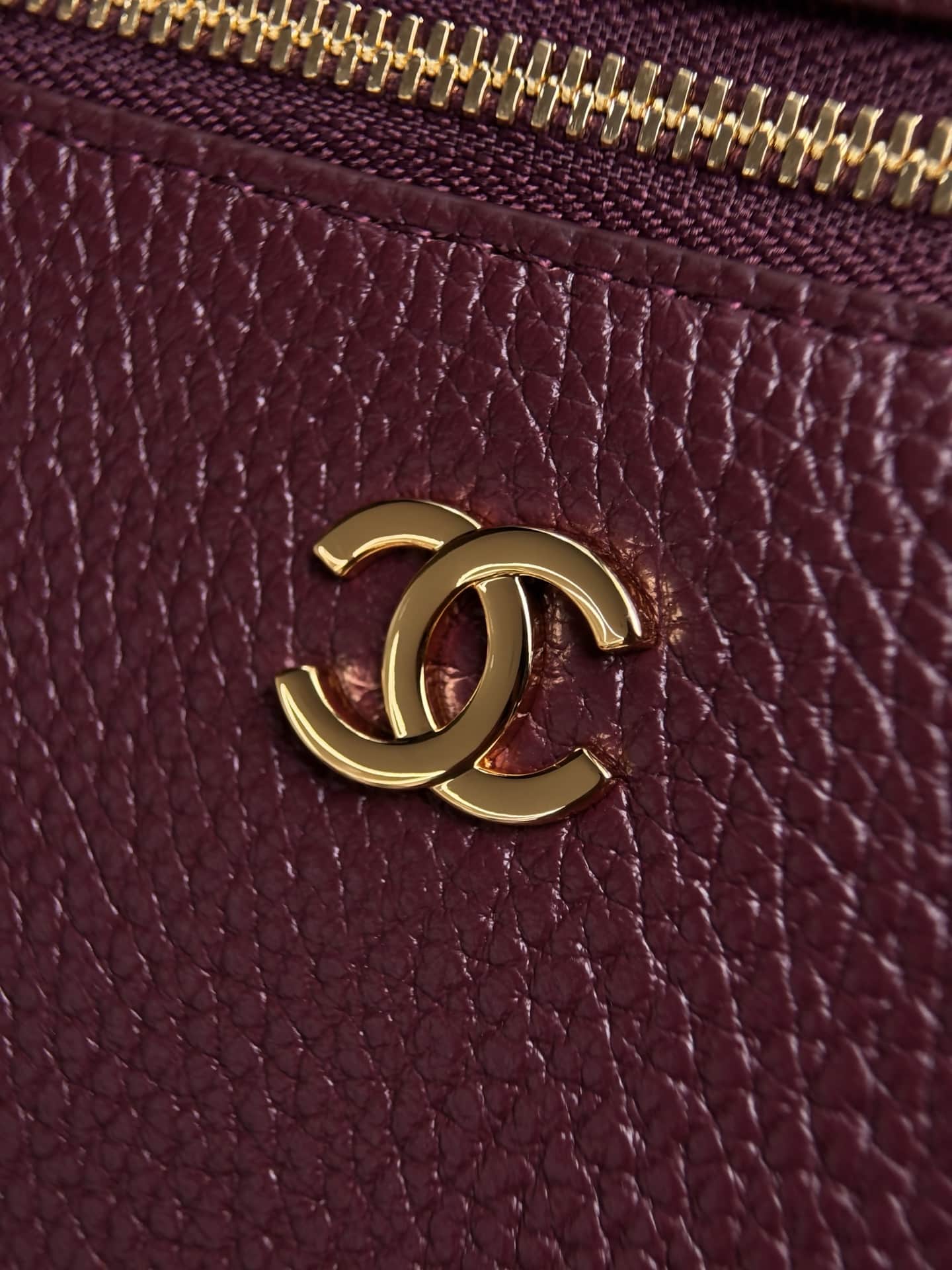 Chanel Vanity with chain Grained Calfskin & Gold-Tone Metal Dark Burgundy AS6473 A