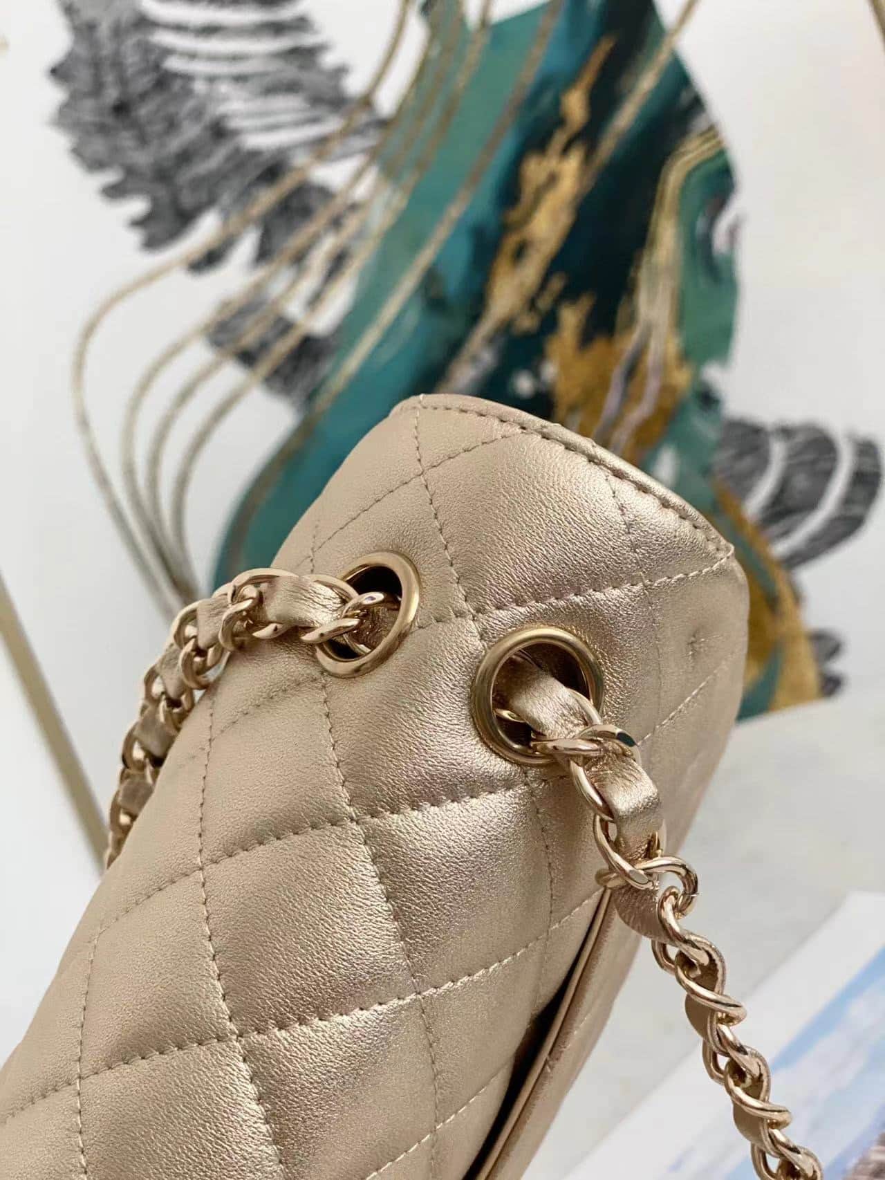 Medium CLASSIC HANDBAG Iridescent Lambskin & Gold-Tone Metal Champagne A