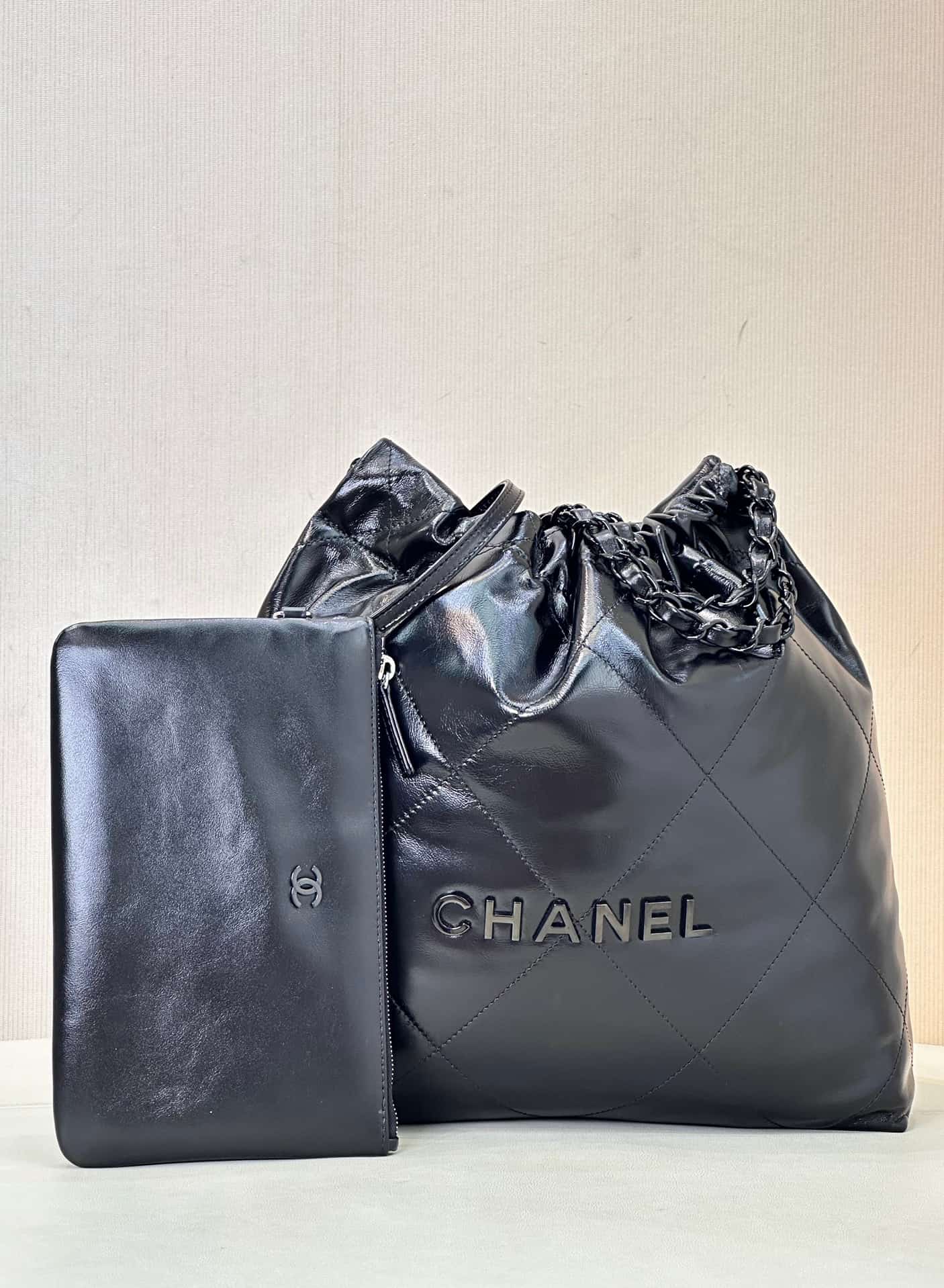Chanel 22 Small handbag Shiny calfskin & Black-tone metal AS3260 Black TOP