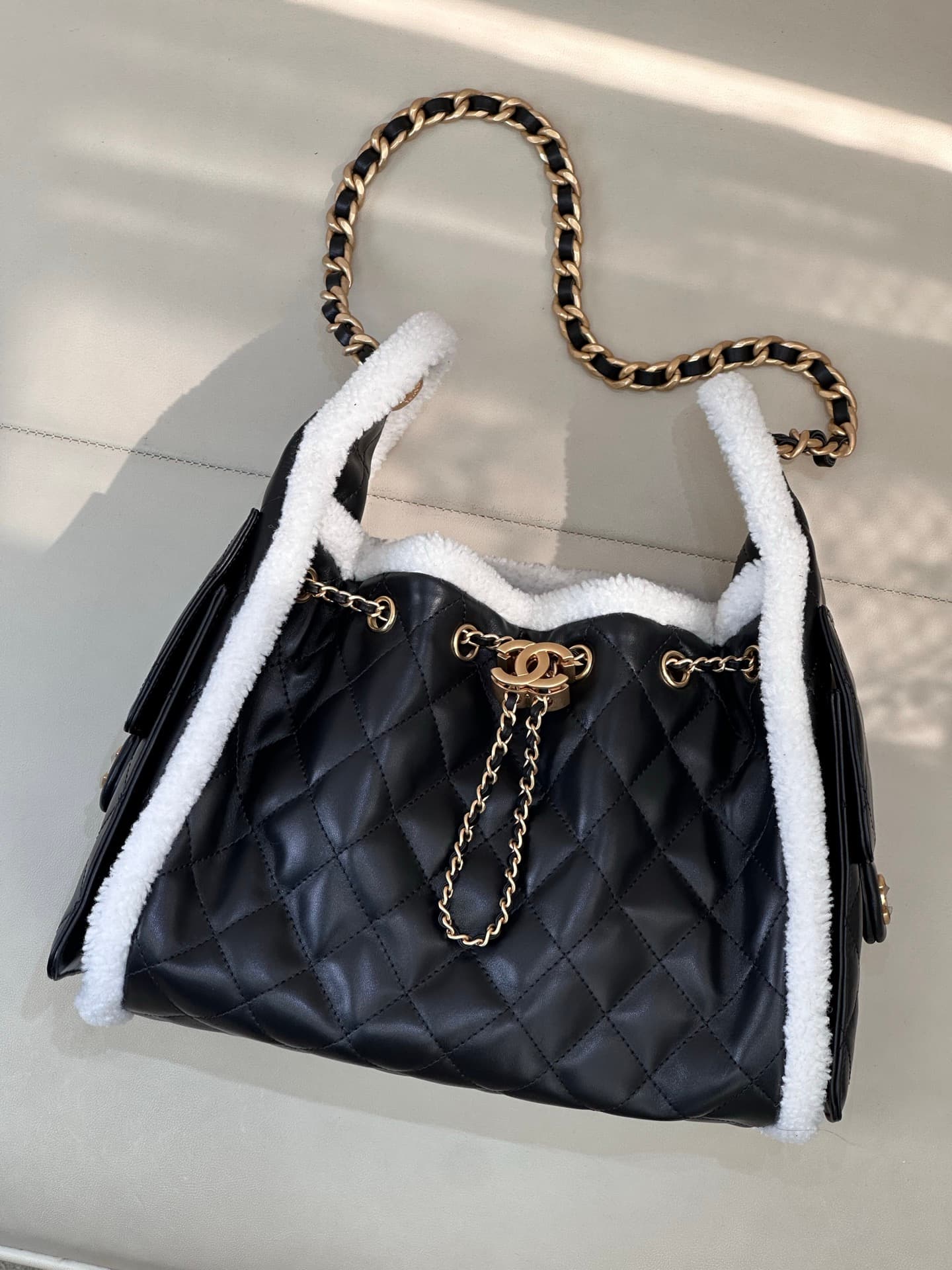 Chanel 25 Small Hobo handbag AS5293 Lambskin with crumpled sheepskin shearling&Gold-tone Metal Black TOP
