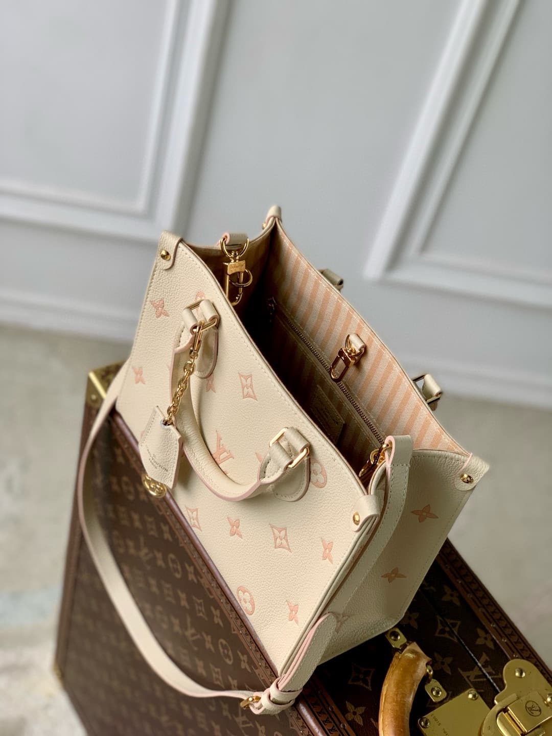 Louis Vuitton OnTheGo PM Debossed grained cowhide leather M14403 Eden High