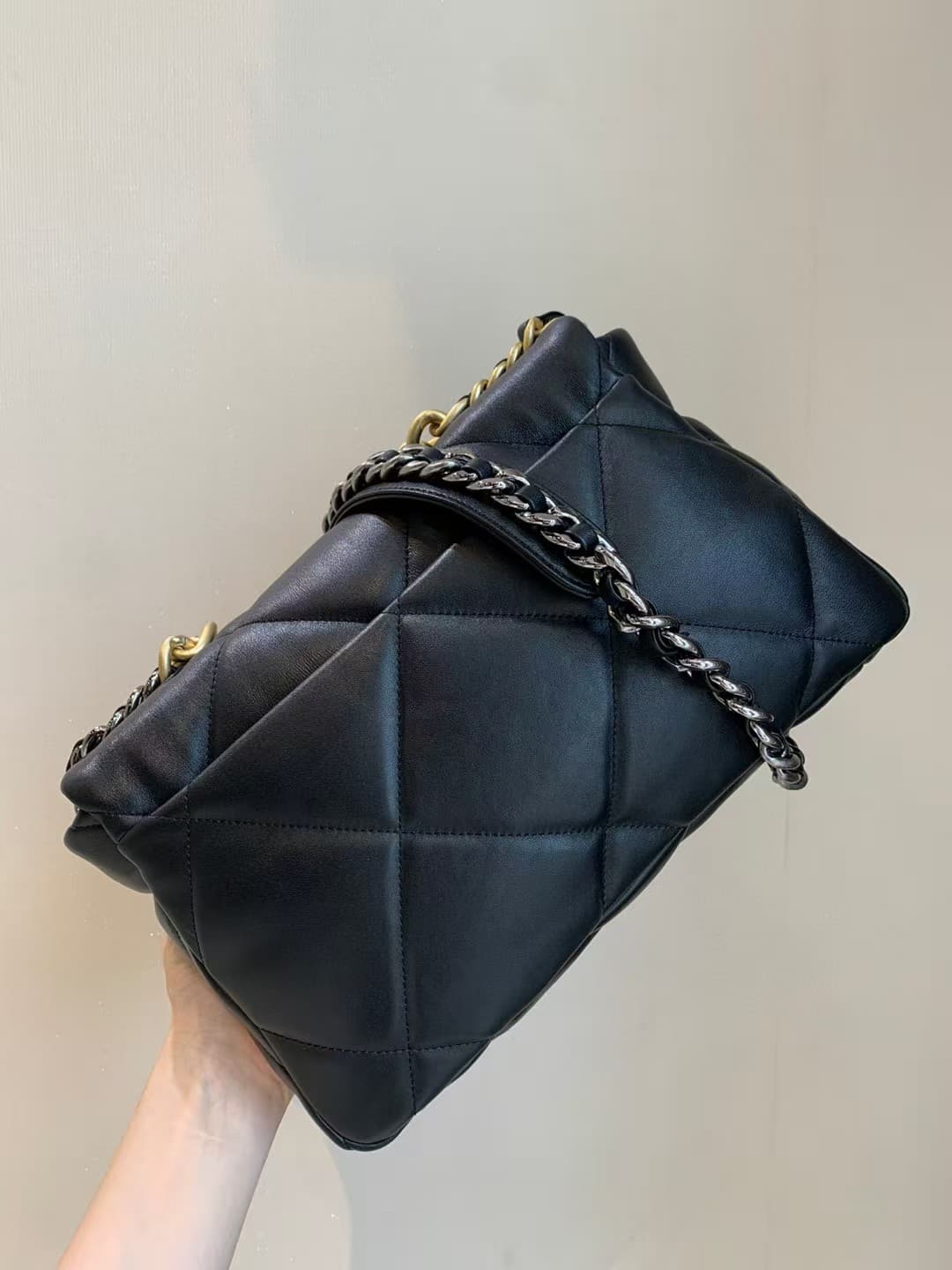 Large Chanel 19 handbag Shiny lambskin  gold&silver-tone Black TOP