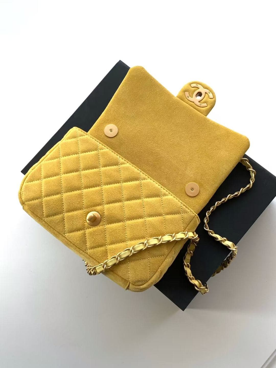 Chanel Classic Flap bag in Yellow Suede & Gold-Tone Metal AS5989 A