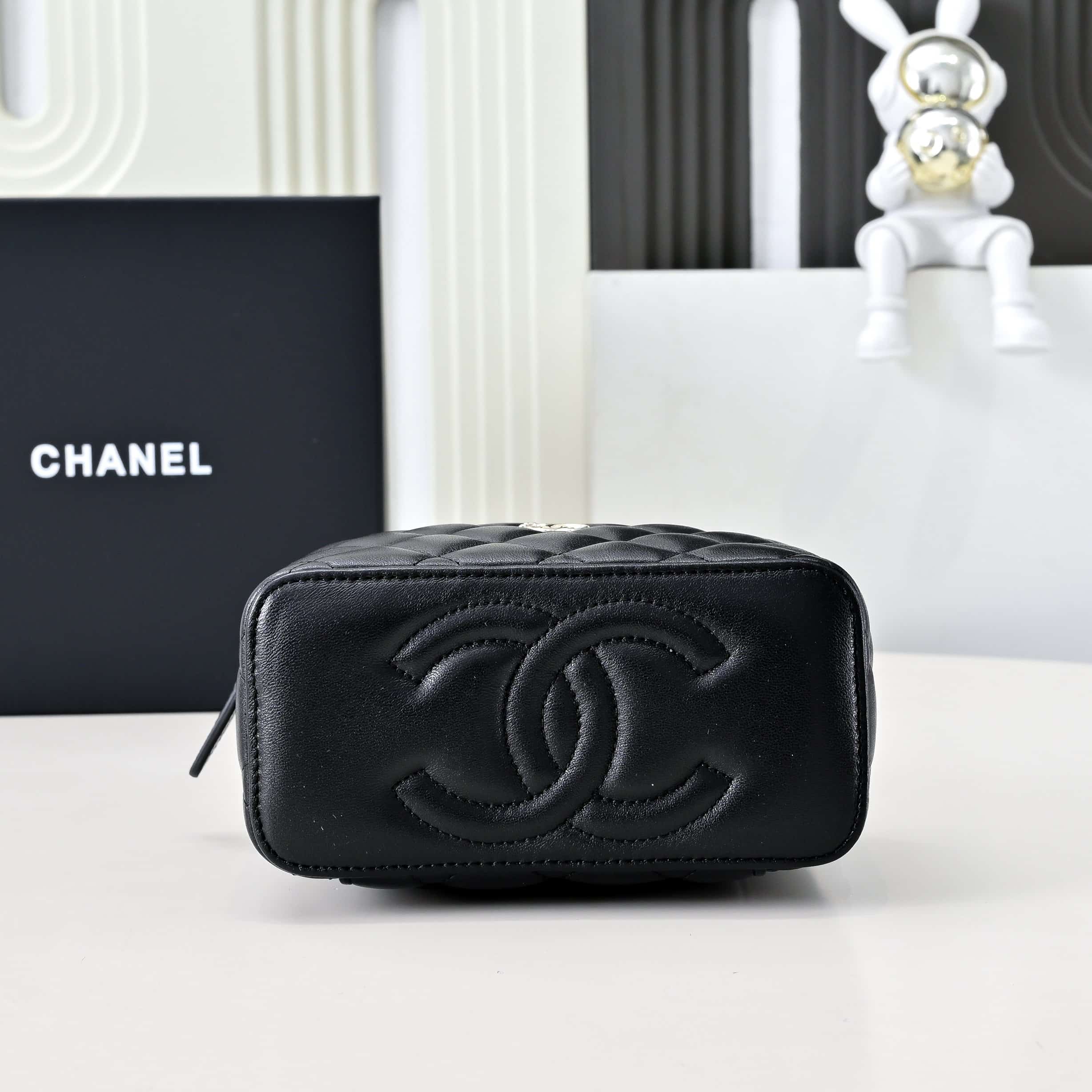 Chanel LONG VANITY WITH CHAIN Lambskin, Imitation Pearls & Gold-Tone Metal AP4452 Black A