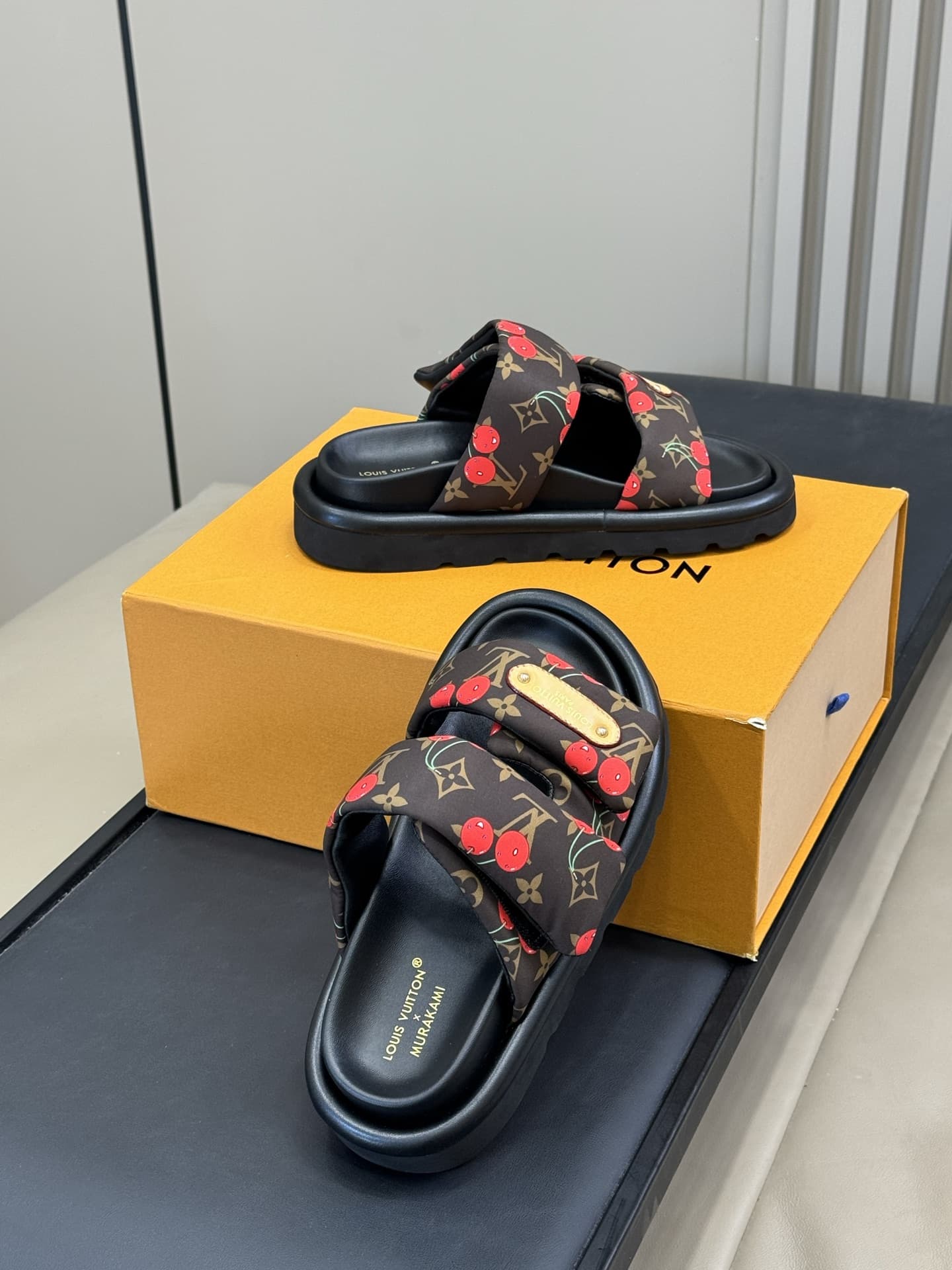 Louis Vuitton Sandal shoes Men Women TM Pool Plllow