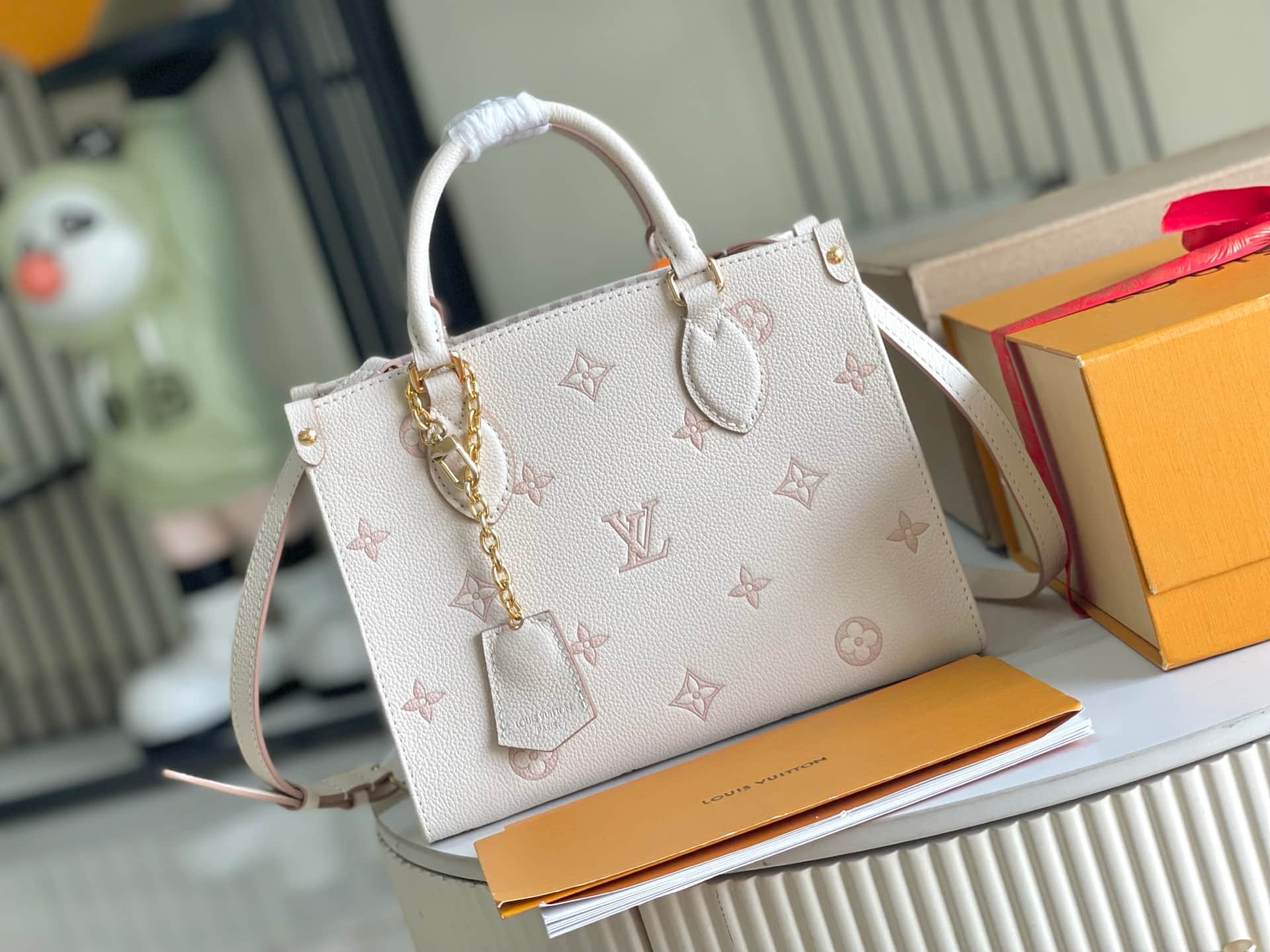 Louis Vuitton OnTheGo PM Debossed grained cowhide leather M14403 Eden TOP