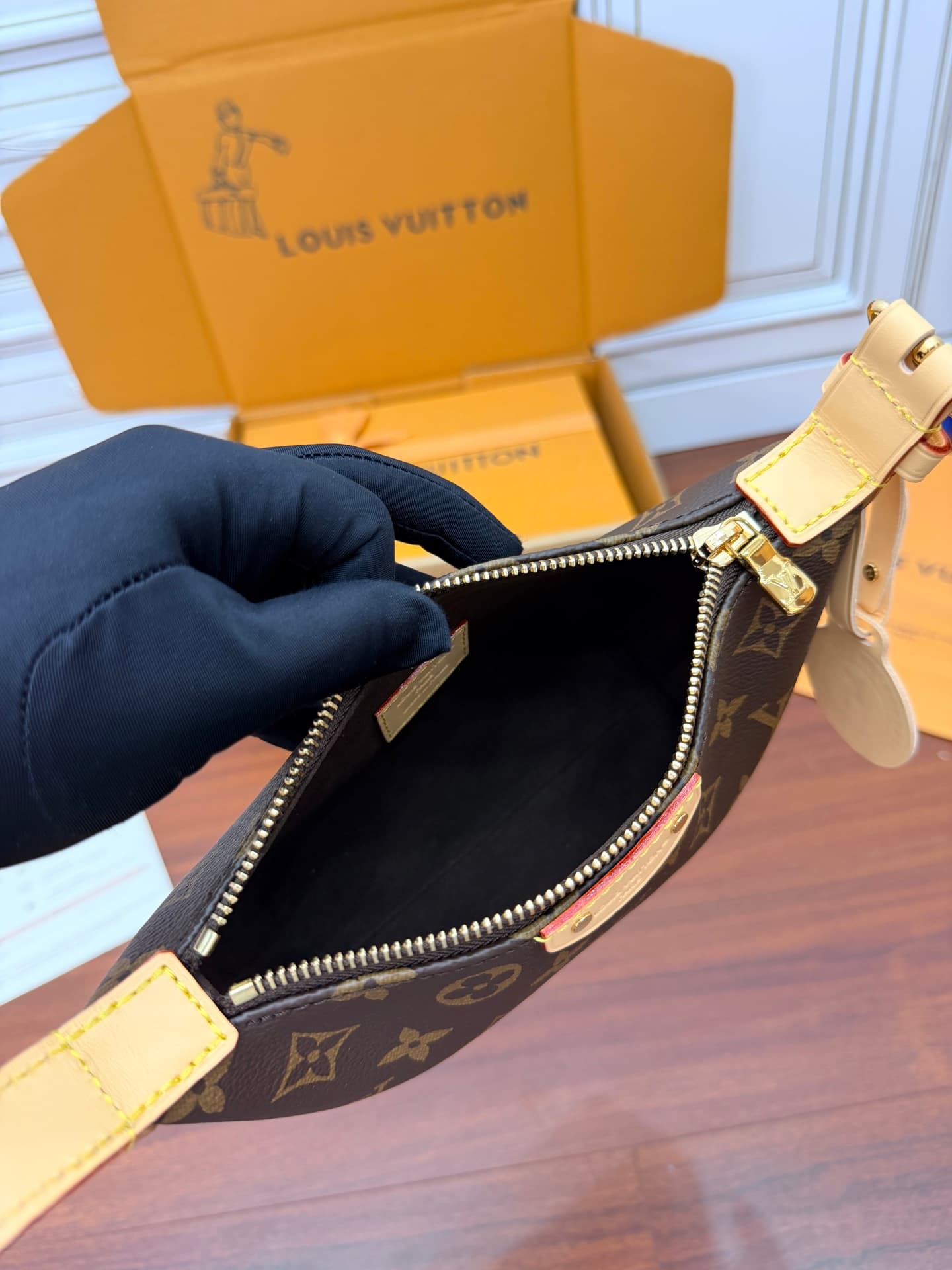 Louis Vuitton Pochette Hills Monogram coated canvas M27509 TOP