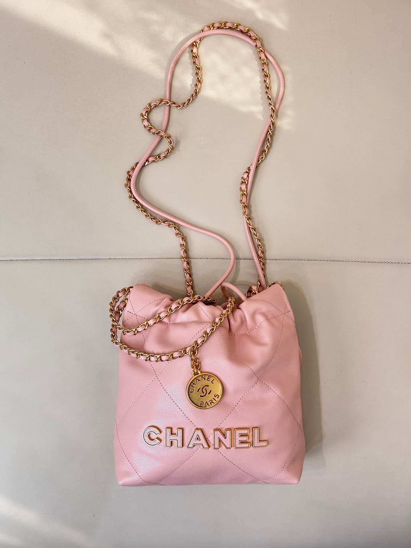 Chanel 22 MINI HANDBAG Shiny Calfskin Pink & Gold-Tone Metal AS3980 TOP