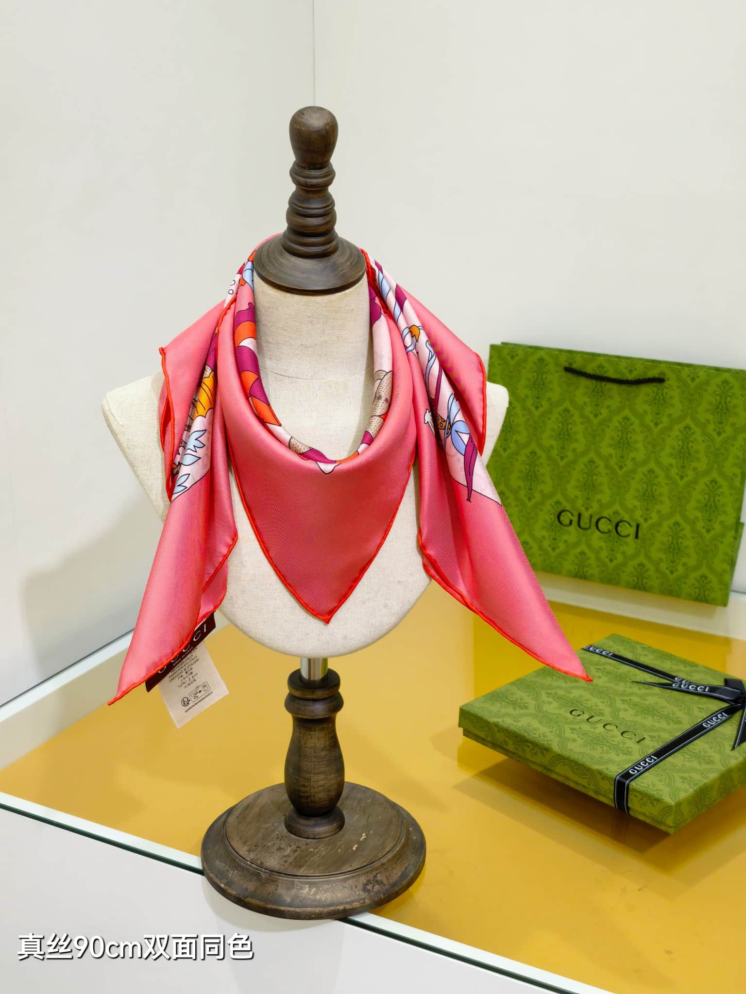Gucci Printed silk carré in pink