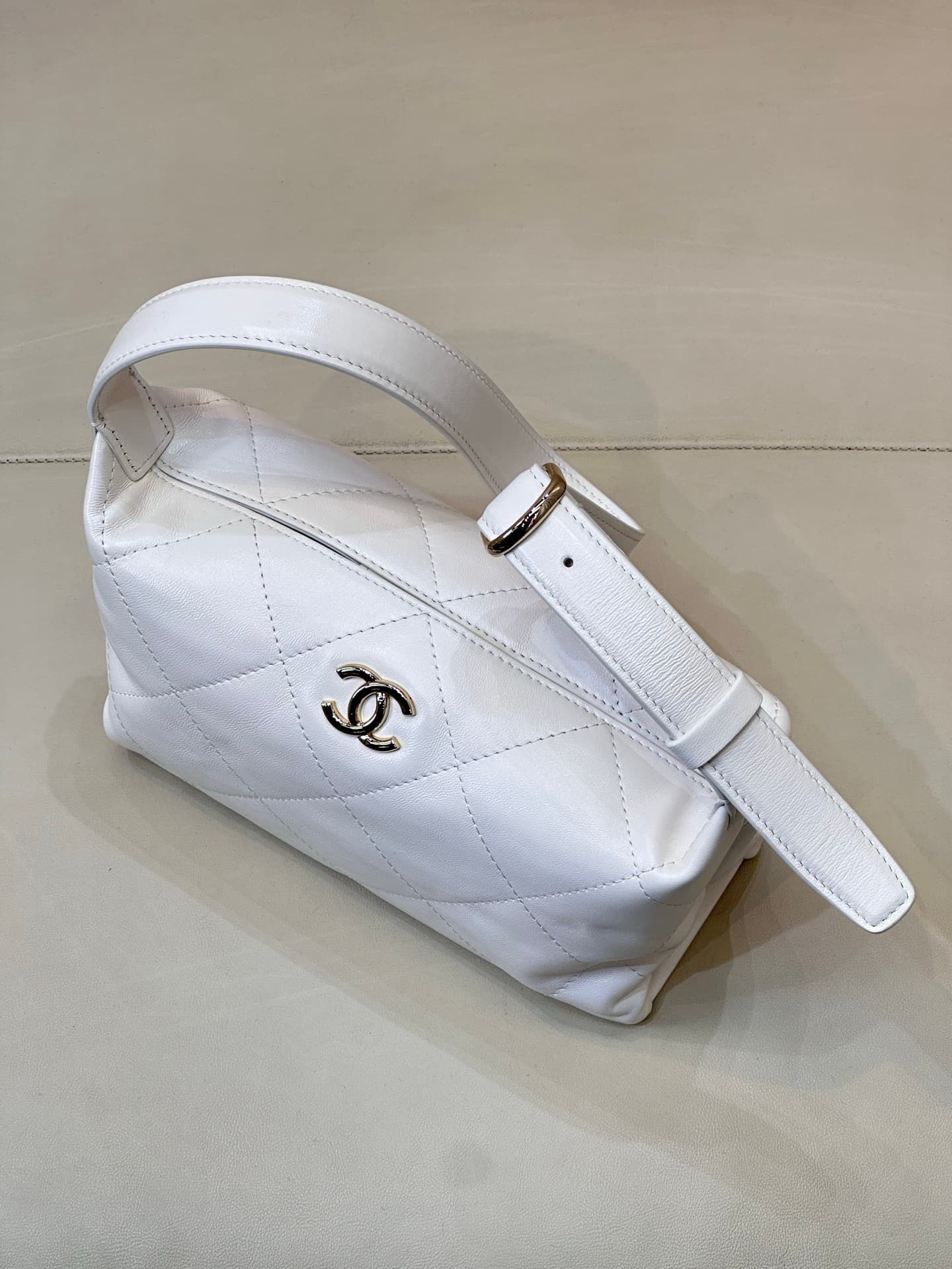 Chanel Hobo Bag Shiny Lambskin & Gold-Tone Metal AS6138 White TOP