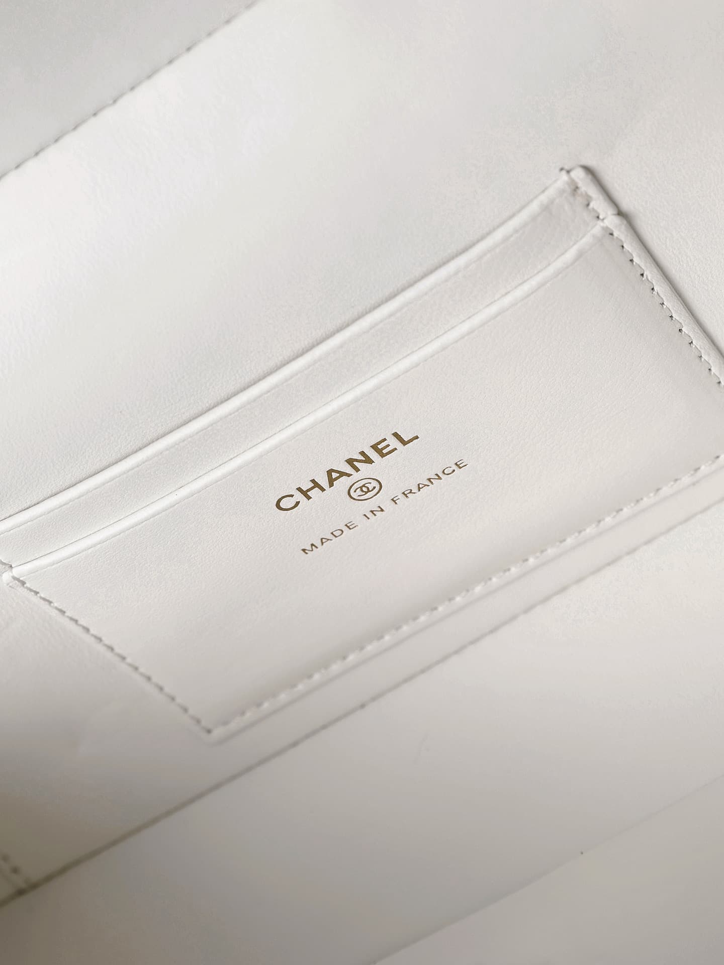 Chanel Vanity with Chain Crocodile-embossed leather& Gold-Tone Metal White AP5438 A