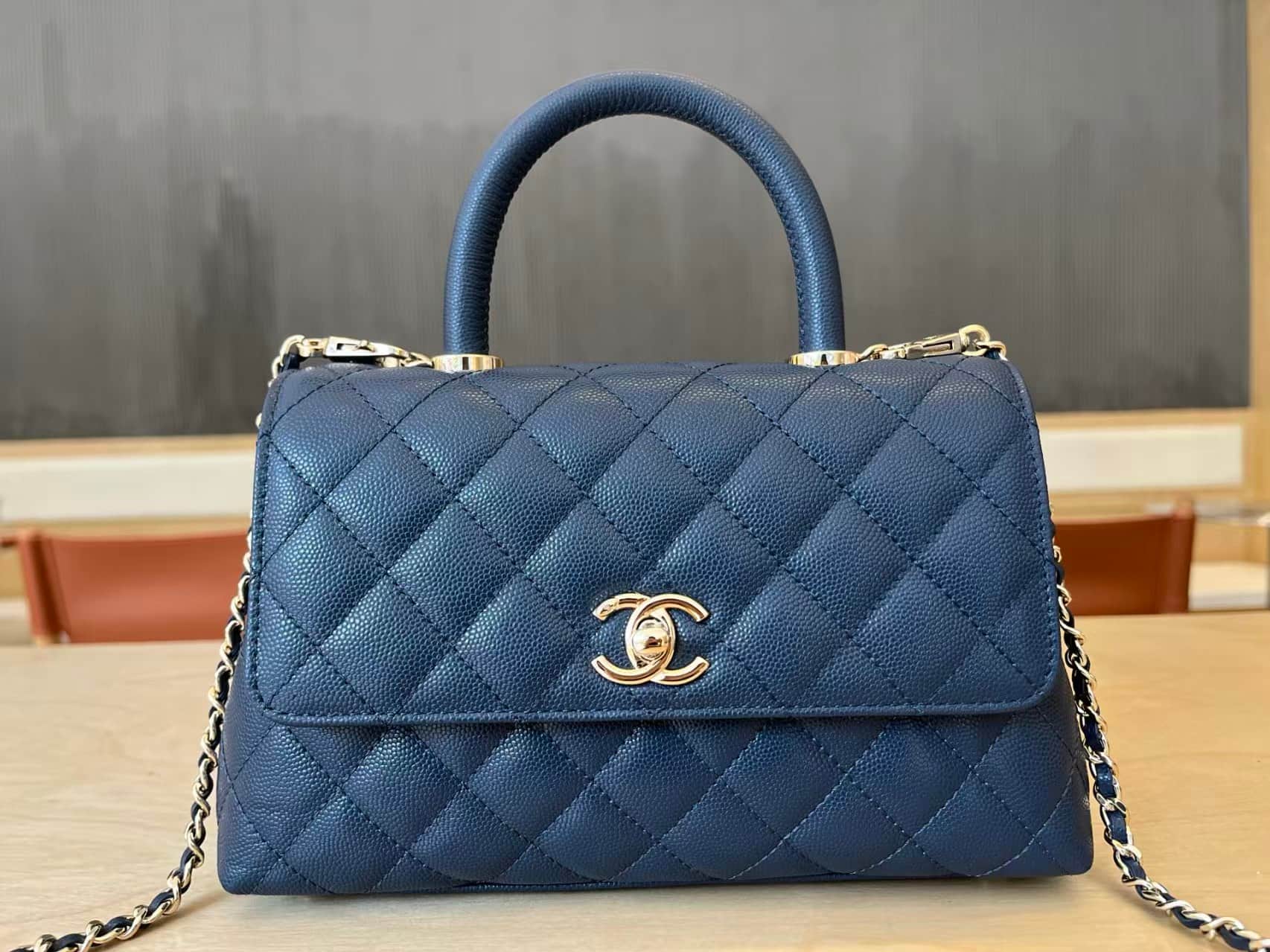 FLAP BAG WITH TOP HANDLE Grained Calfskin & Gold-Tone Metal A92990 Navy Binding A