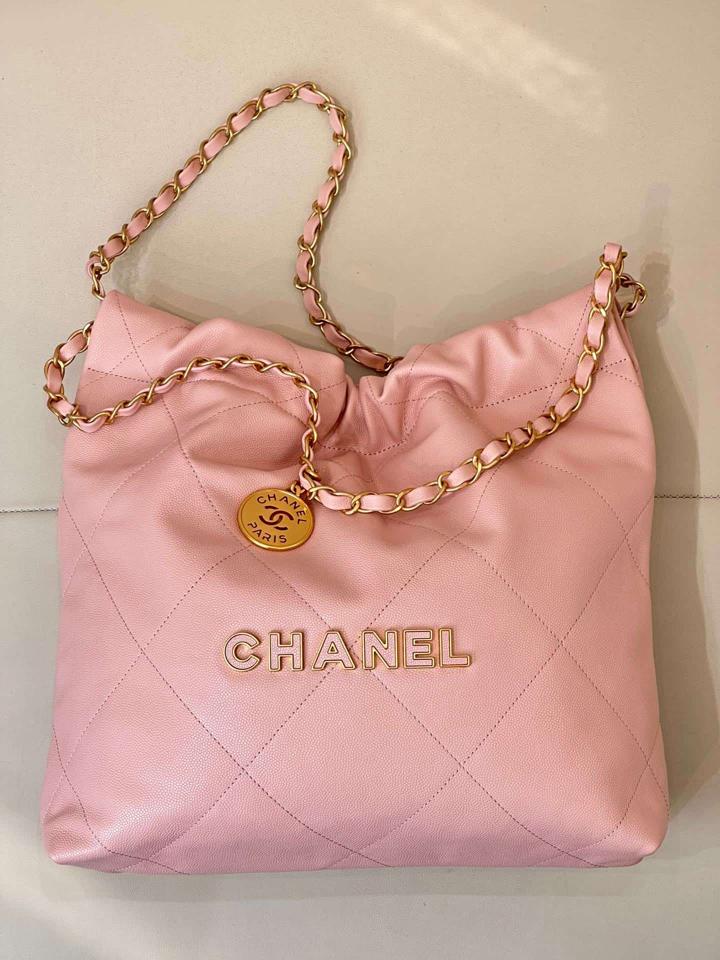 Chanel 22 Small handbag Shiny calfskin & gold-tone metal AS3260 Pink TOP
