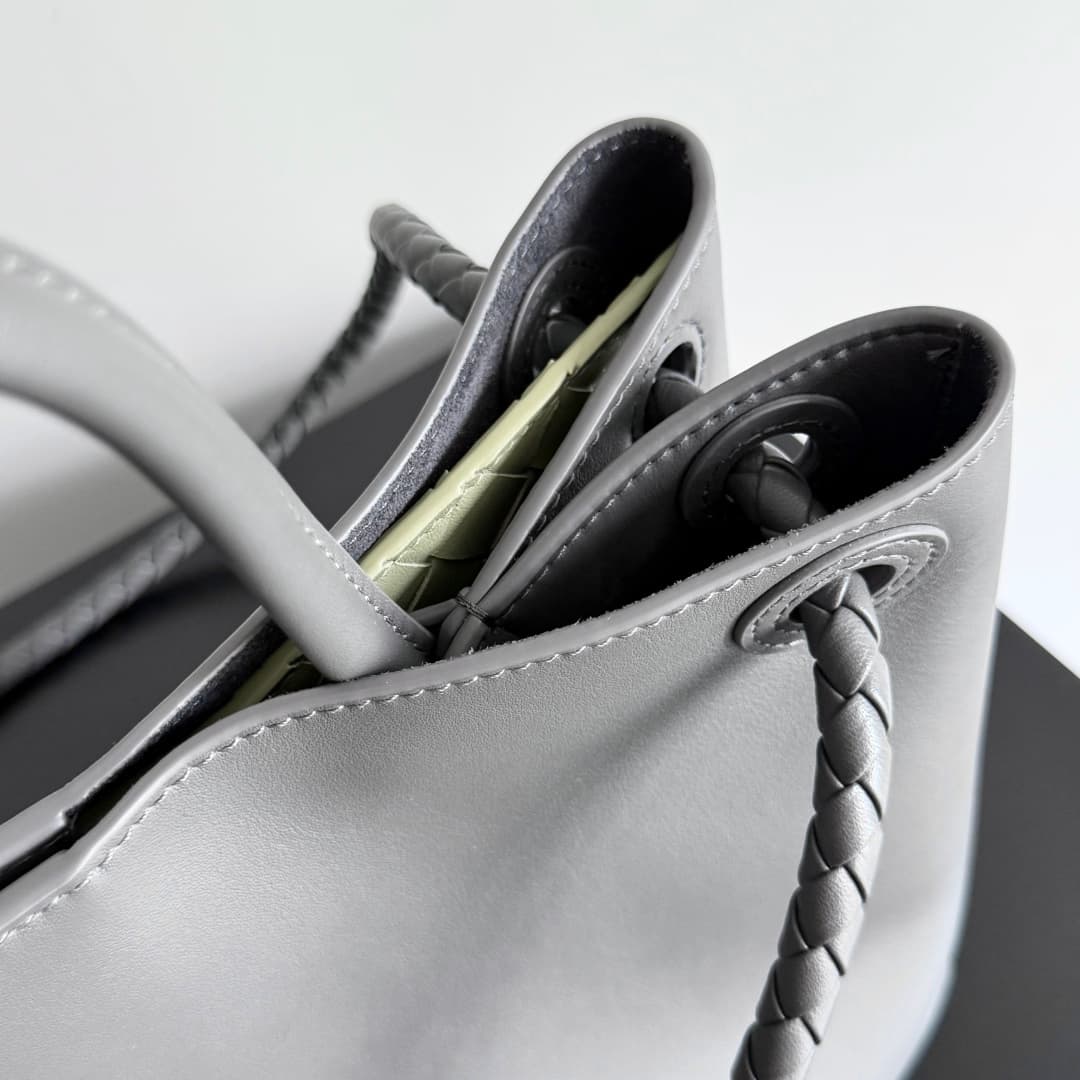 Bottega Veneta Andiamo tote bag in grey calfskin leather TOP