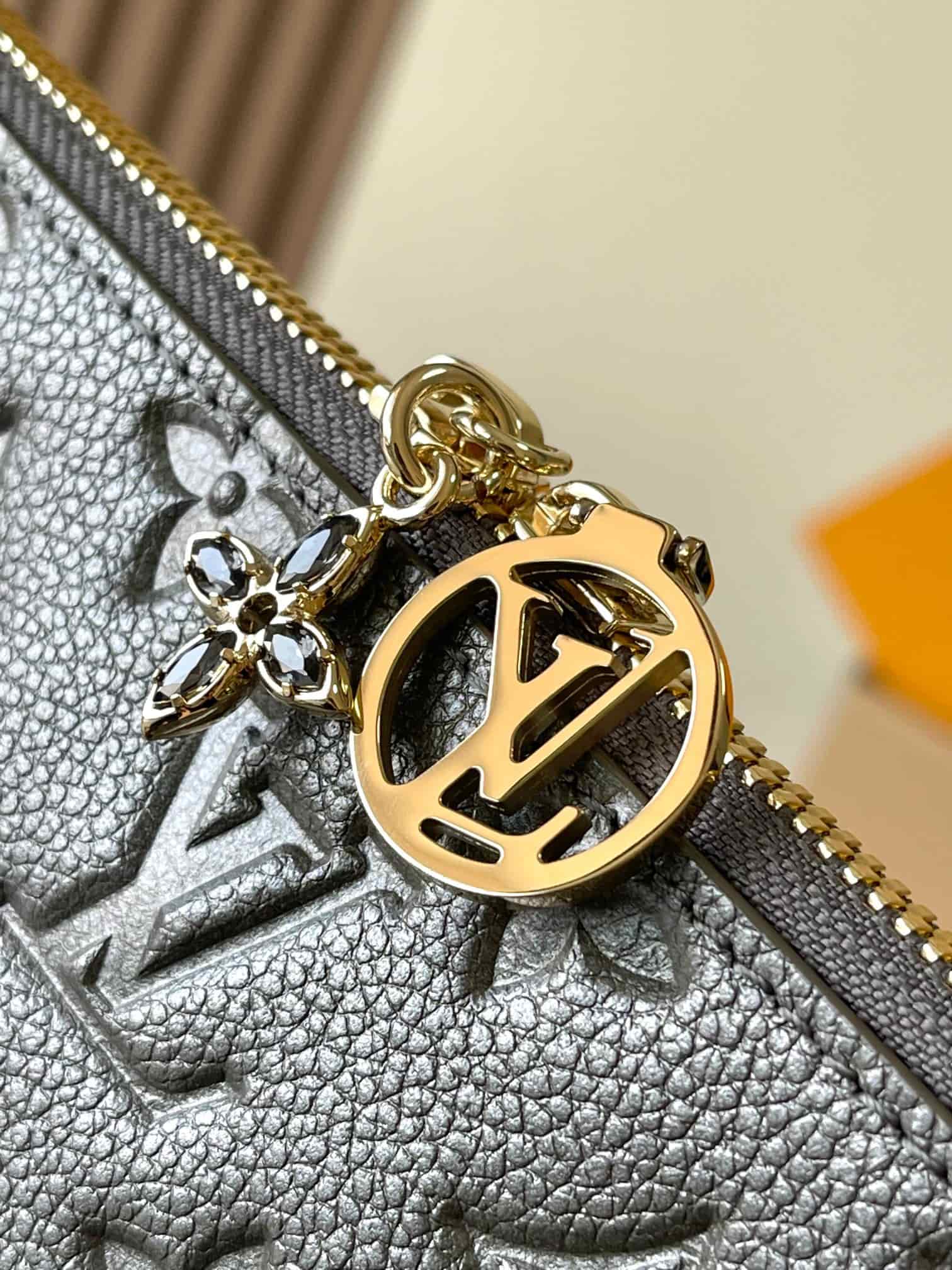 Louis Vuitton Pochette Sèvres Supple grained cowhide leather M12174 Top