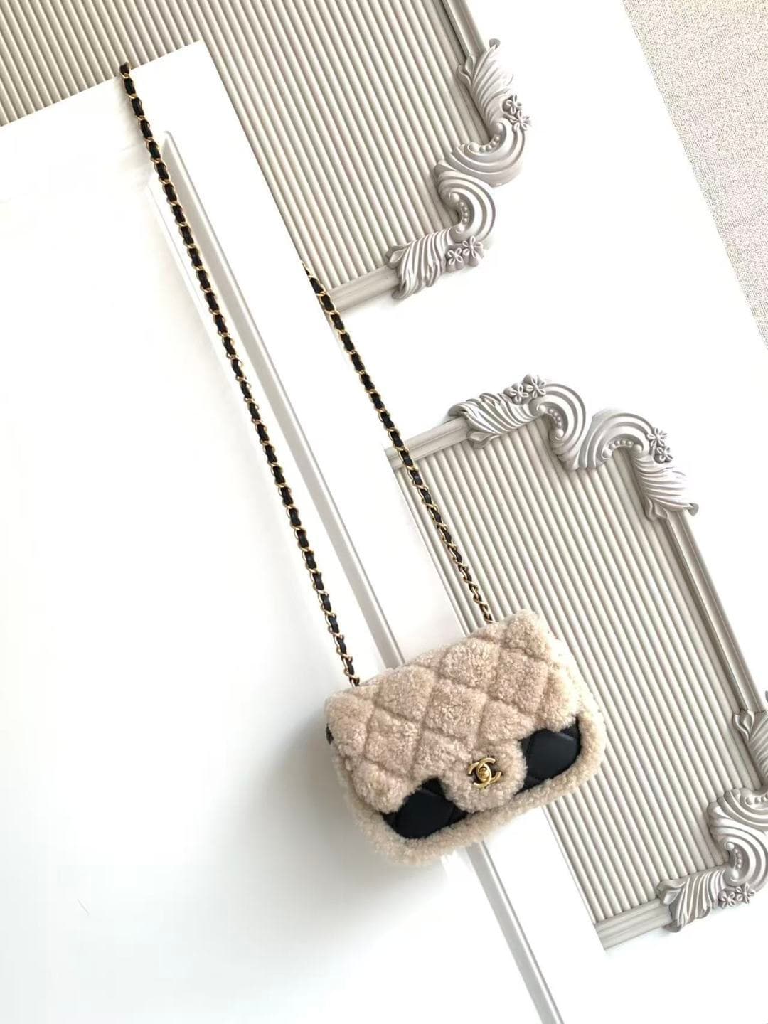 Chanel Mini Shearling Flap Bag in Black lambskin with beige shearling & Gold-Tone Metal AS5148 A