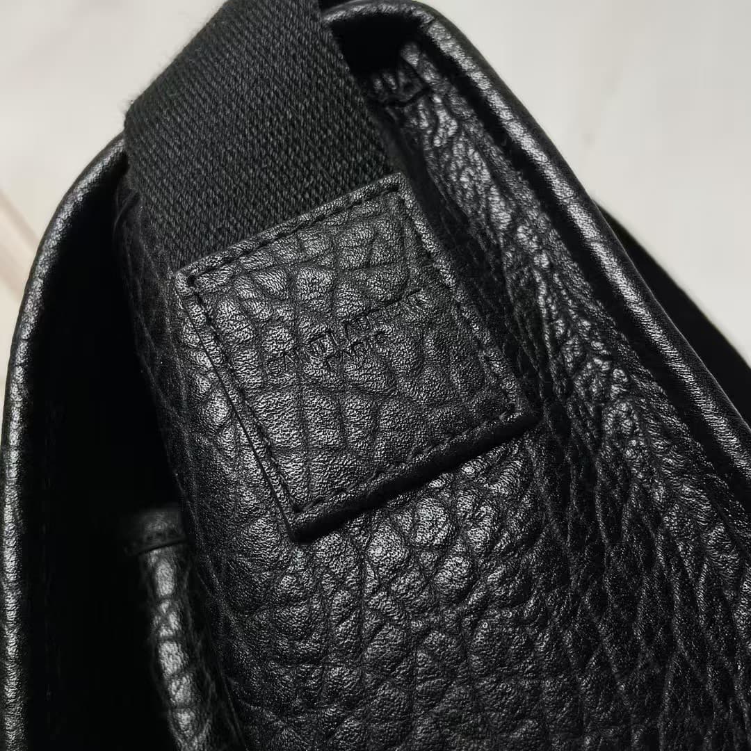 NIKI MESSENGER IN GRAINED LEATHER Black High