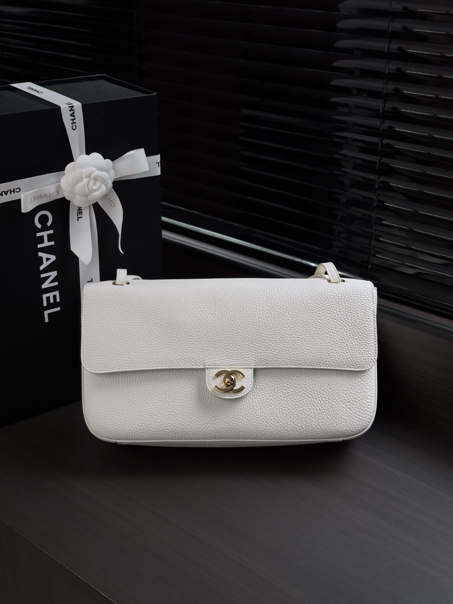 Chanel Maxi Flapbag Grained Calfskin & Gold-Tone Metal White AS6231 A