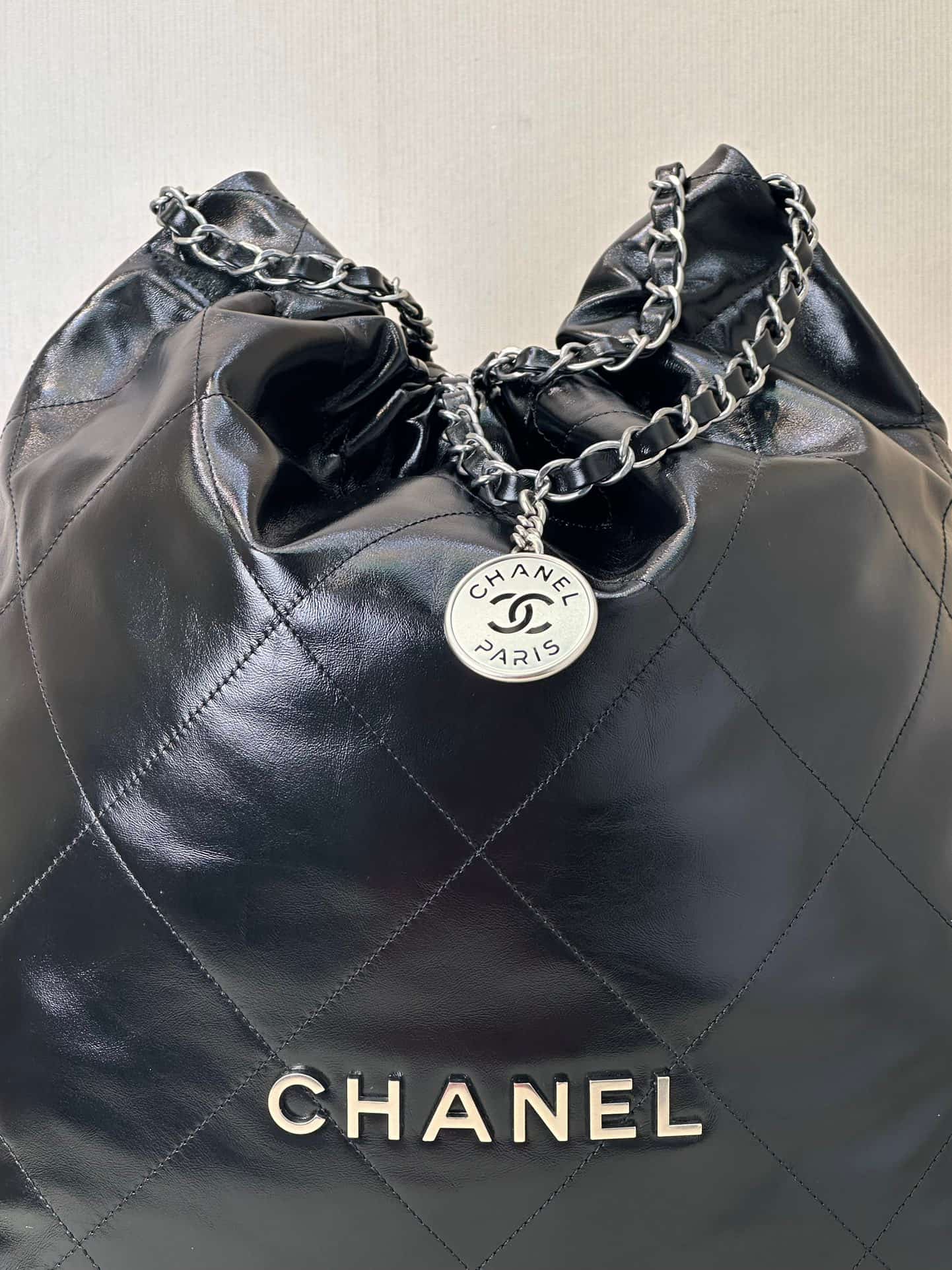 Chanel 22 LARGE HANDBAG Shiny Calfskin & Silver-Tone Metal AS3262 Black TOP