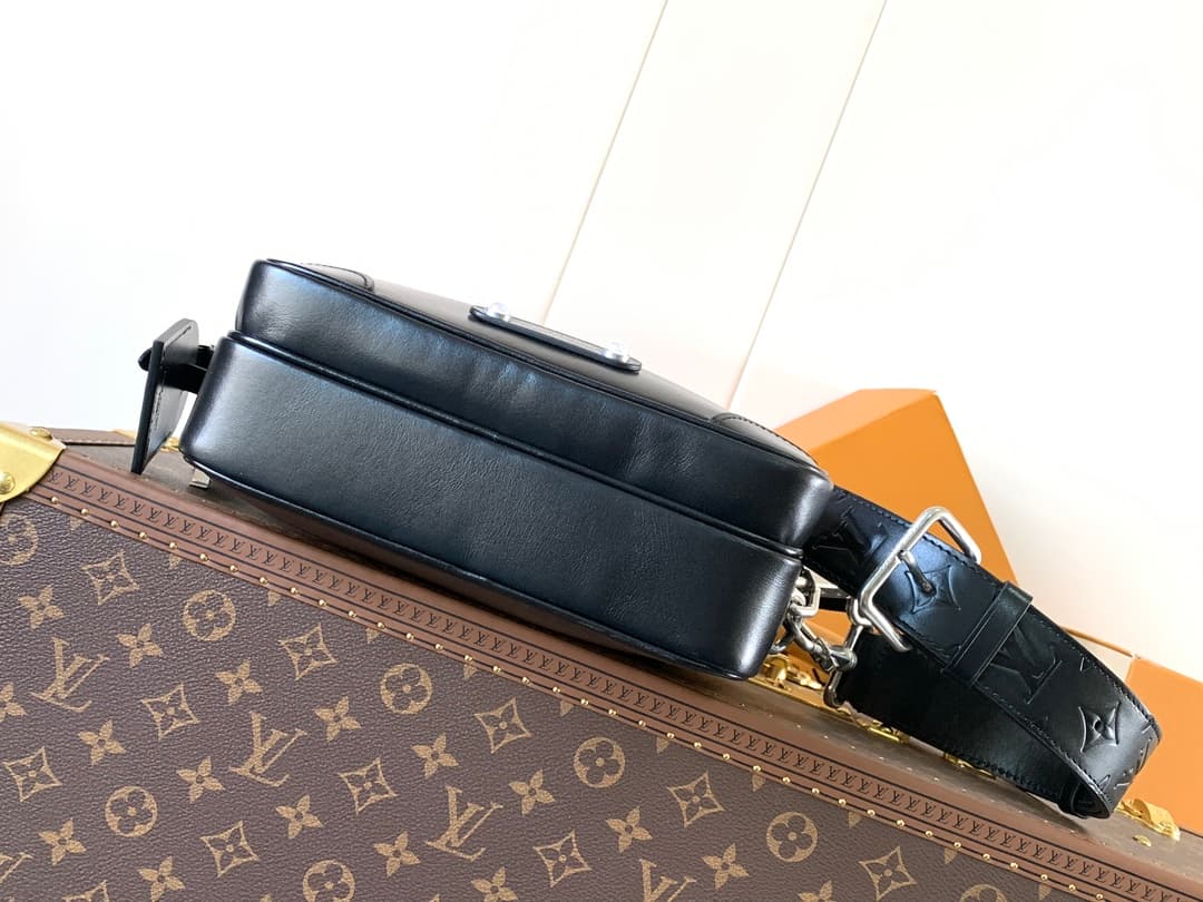 Louis Vuitton Nil Black Calf leather M13987 High
