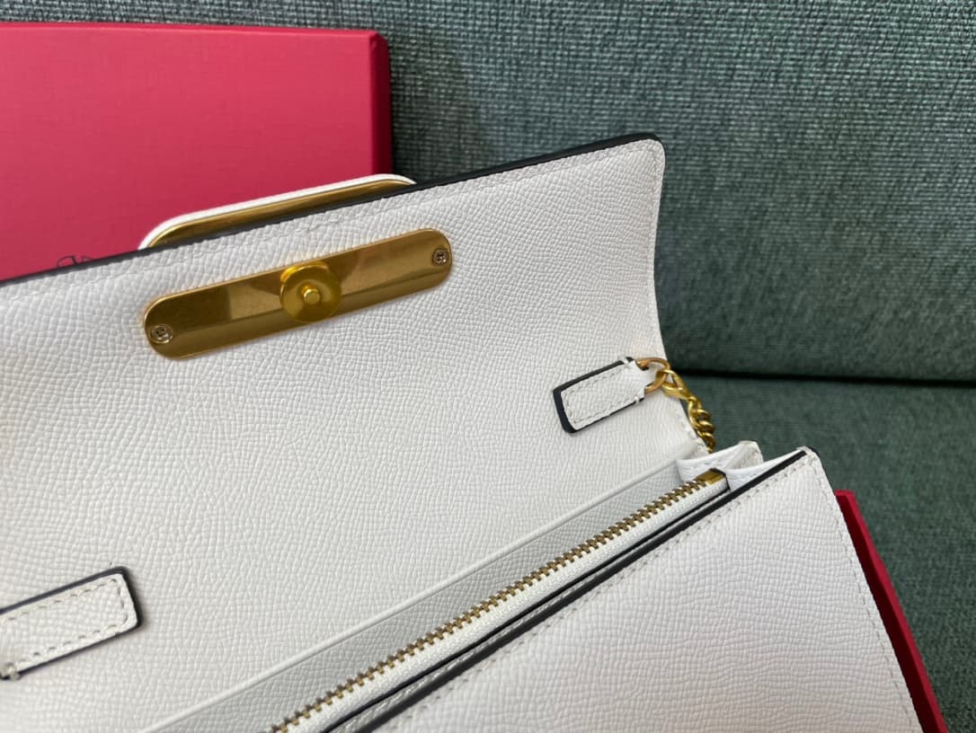 Valentino Garavani VLogo signature wallet on chain bag Grainy Calfskin Whtie High