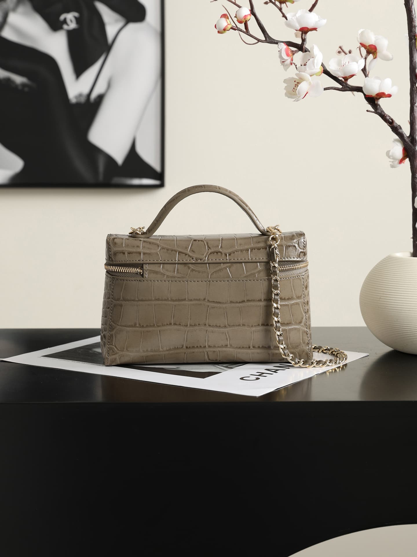 Chanel Vanity with Chain Crocodile-embossed leather& Gold-Tone Metal Dark khaki AP5195 A