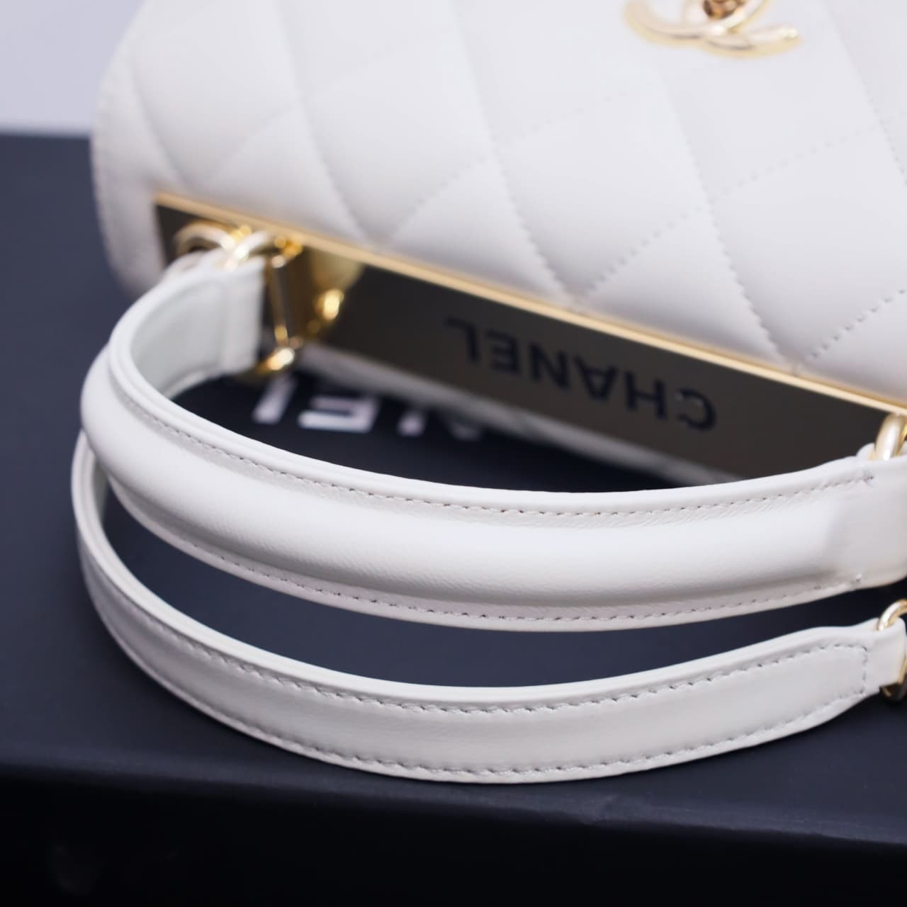 SMALL FLAP BAG WITH TOP HANDLE Lambskin Gold Metal White A