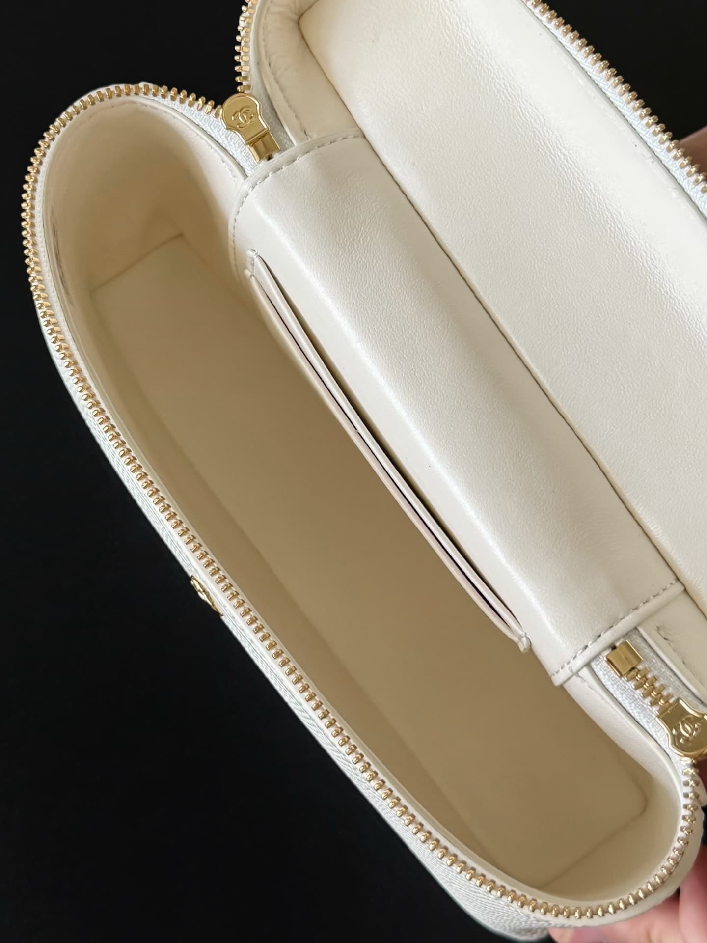 Chanel Small Vanity with chain Lizard Embossed Calfskin & Gold-Tone Metal White AS5346 A