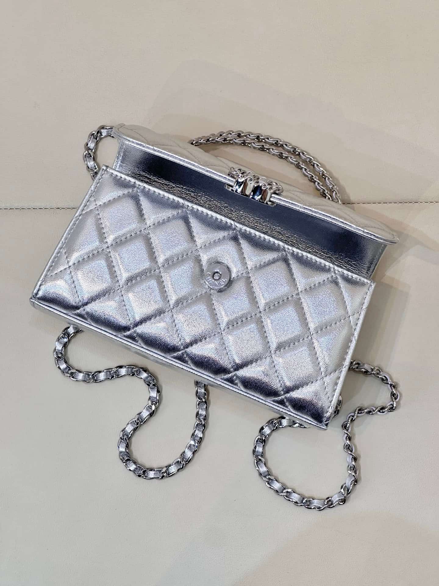 Chanel Clutch with chain Metallic Lambskin&Silver-Tone Metal Silver AP3238 TOP