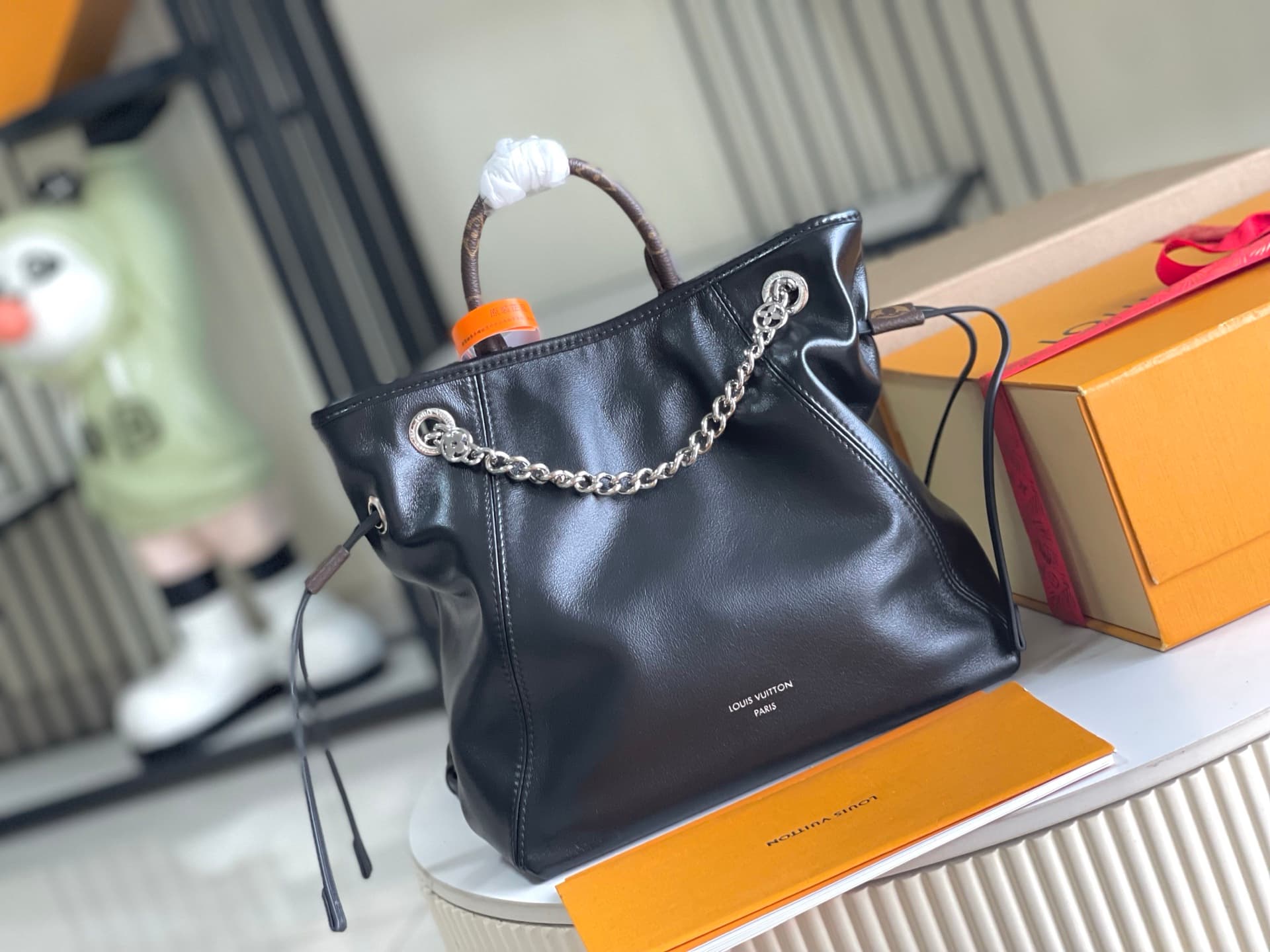 Louis Vuitton Off Duty Backpack Vibe Lamb leather M25522 Black TOP