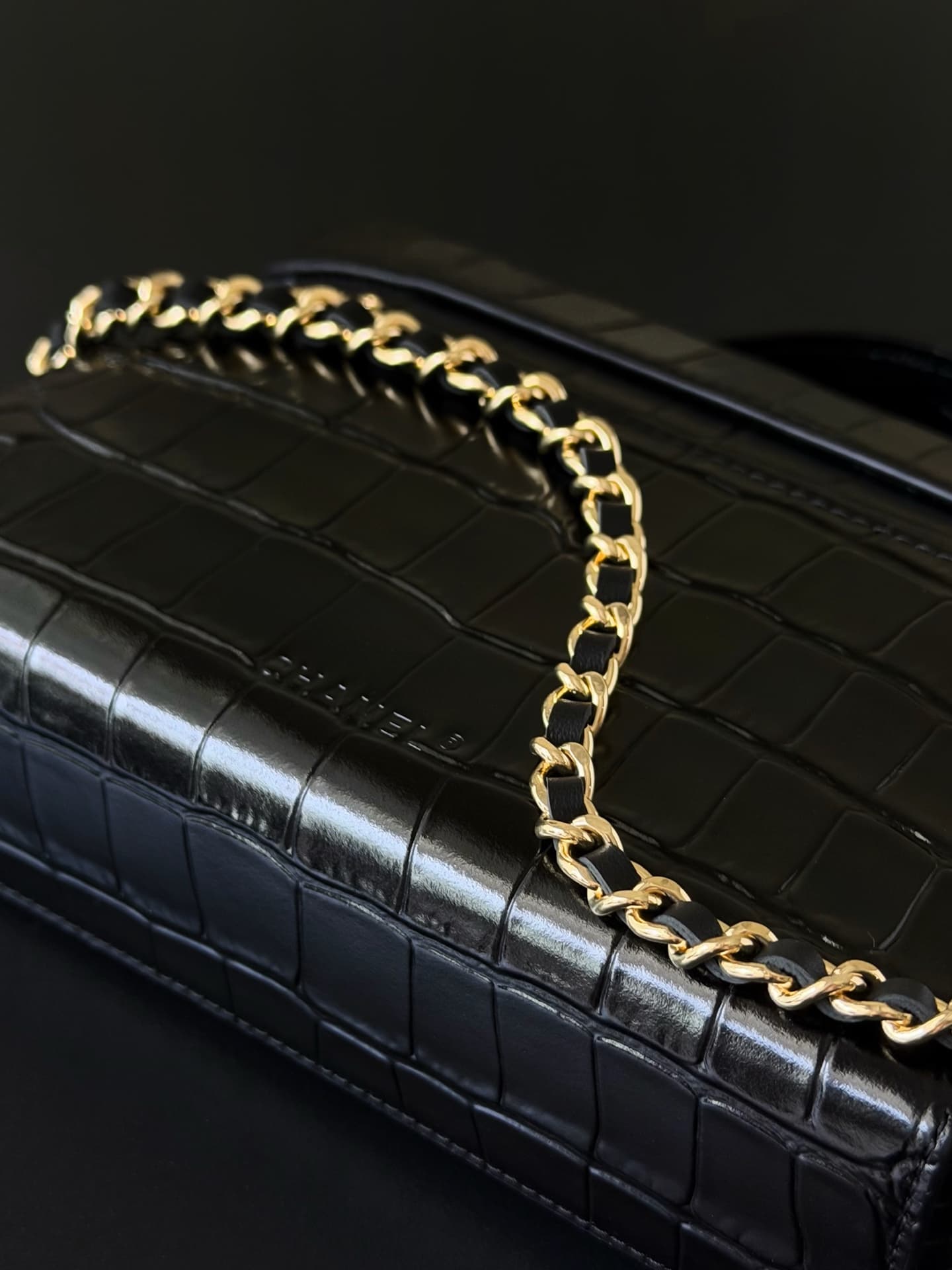 Chanel Small Vanity with chain Crocodile Embossed Calfskin & Gold-Tone Metal Black AS5346 A