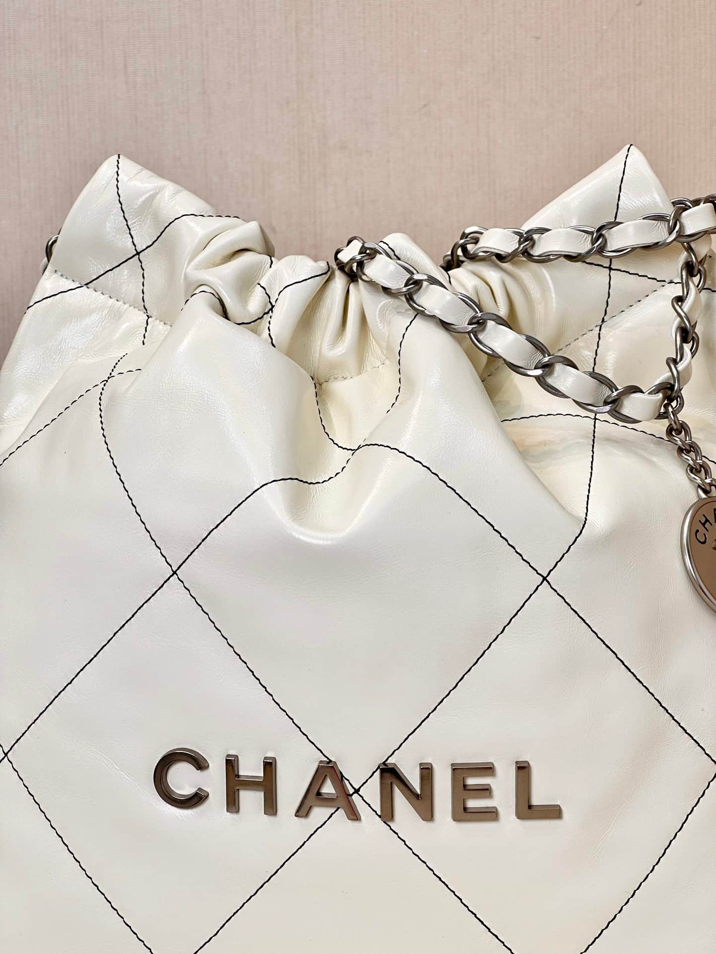 Chanel 22 Small handbag Shiny calfskin & silver-tone metal AS3260 White TOP
